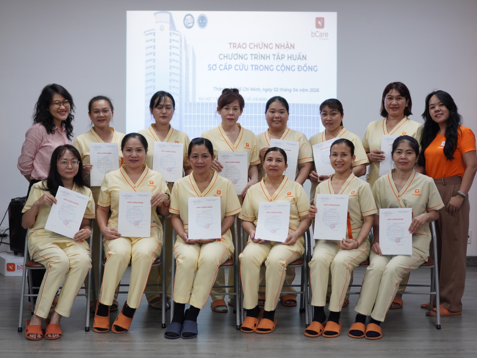 Các học viên nhận chứng nhận chương trình tập huấn sơ cấp cứu trong cộng đồng - Ảnh: bTaskee cung cấp