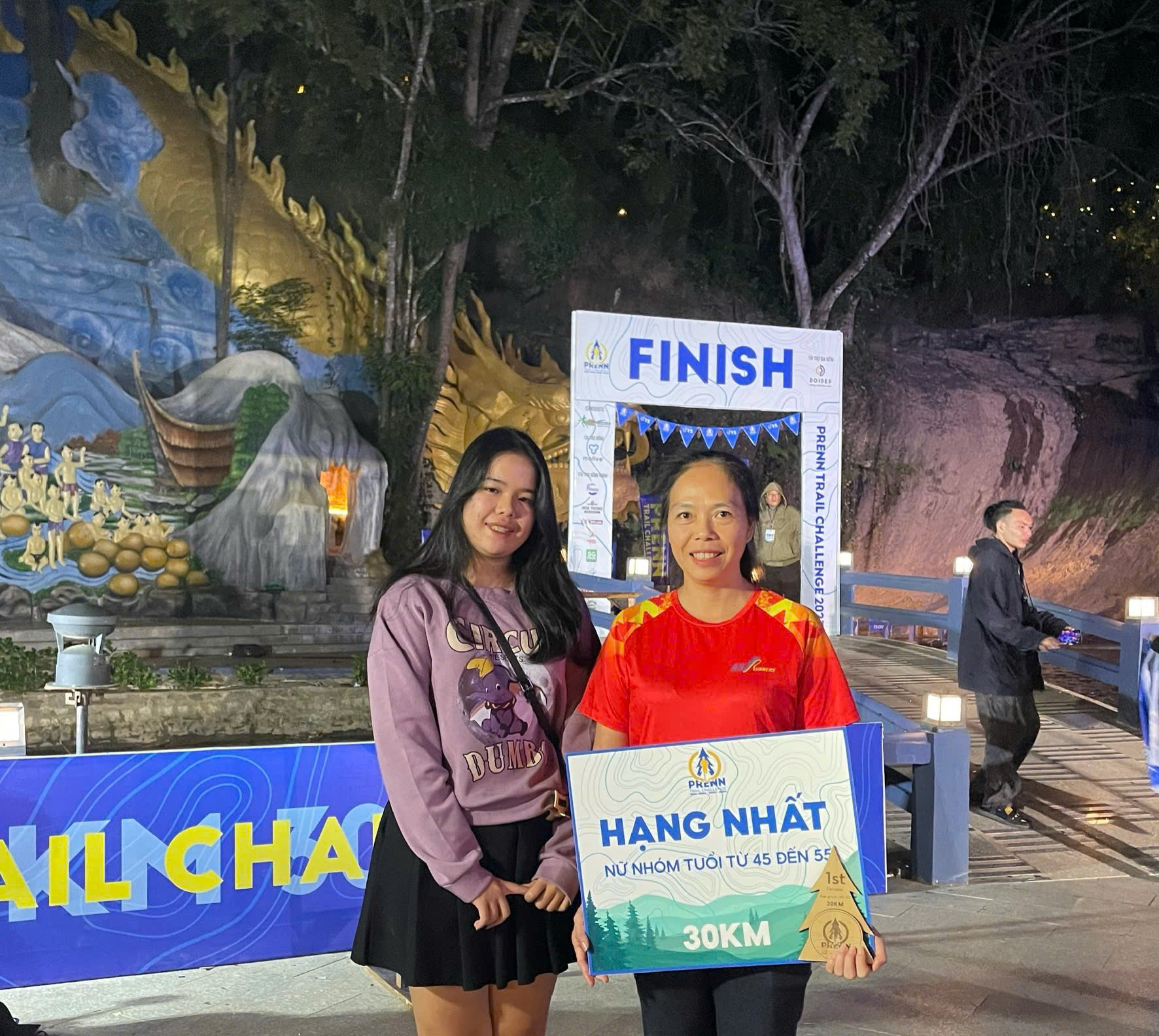 Hành trình từ 80kg đến huy chương bạc giải quốc gia của một U60 Con gái chị Thuận đi theo mẹ đến đường chạy để cổ vũ