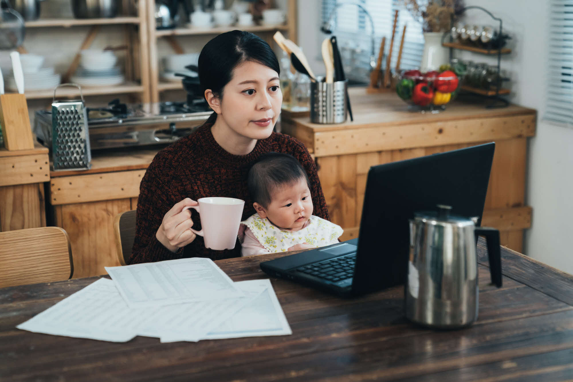 Nhiều phụ nữ trẻ tại các nền kinh tế phát triển cho rằng quyết định sinh con ngày nay không chỉ là vấn đề tài chính mà còn liên quan đến sự nghiệp, cơ hội phát triển và khả năng cân bằng cuộc sống - Ảnh: 