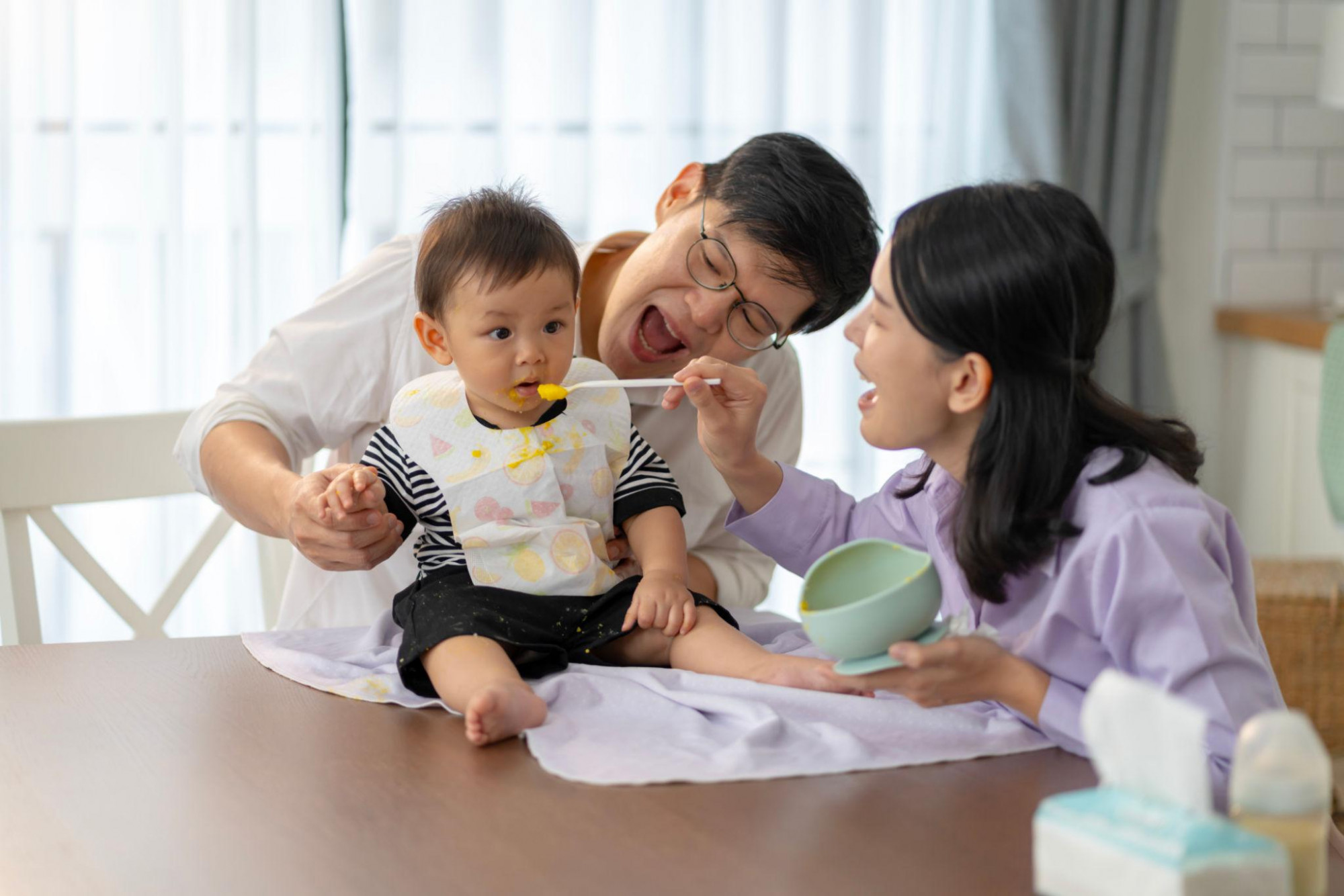 Vấn đề không phải phụ nữ không muốn sinh con, mà là họ cần một môi trường để làm mẹ mà không phải đánh đổi quá nhiều - Ảnh: 