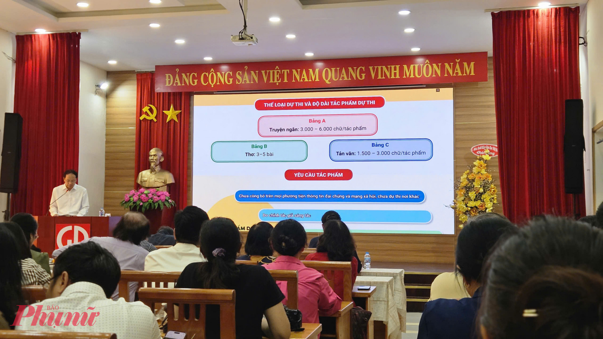 Ban tổ chức giới thiệu về cách thức tham dự cuộc thi và cơ cấu giải thưởng - Ảnh: T.T.