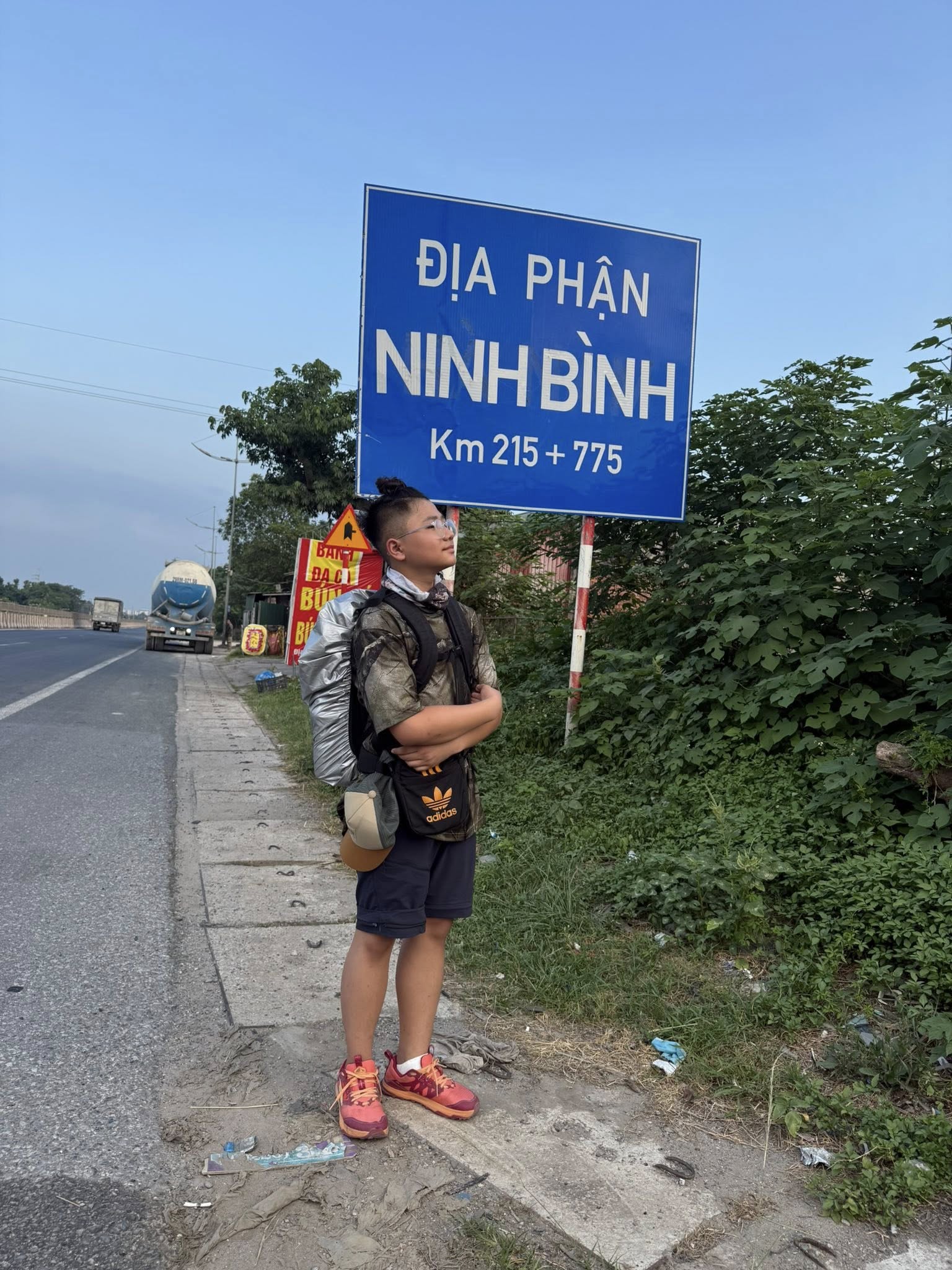 Con trai chị Phương chụp ảnh ghi dấu mốc khi đặt chân tại Ninh Bình - Ảnh: Facebook nhân vật
