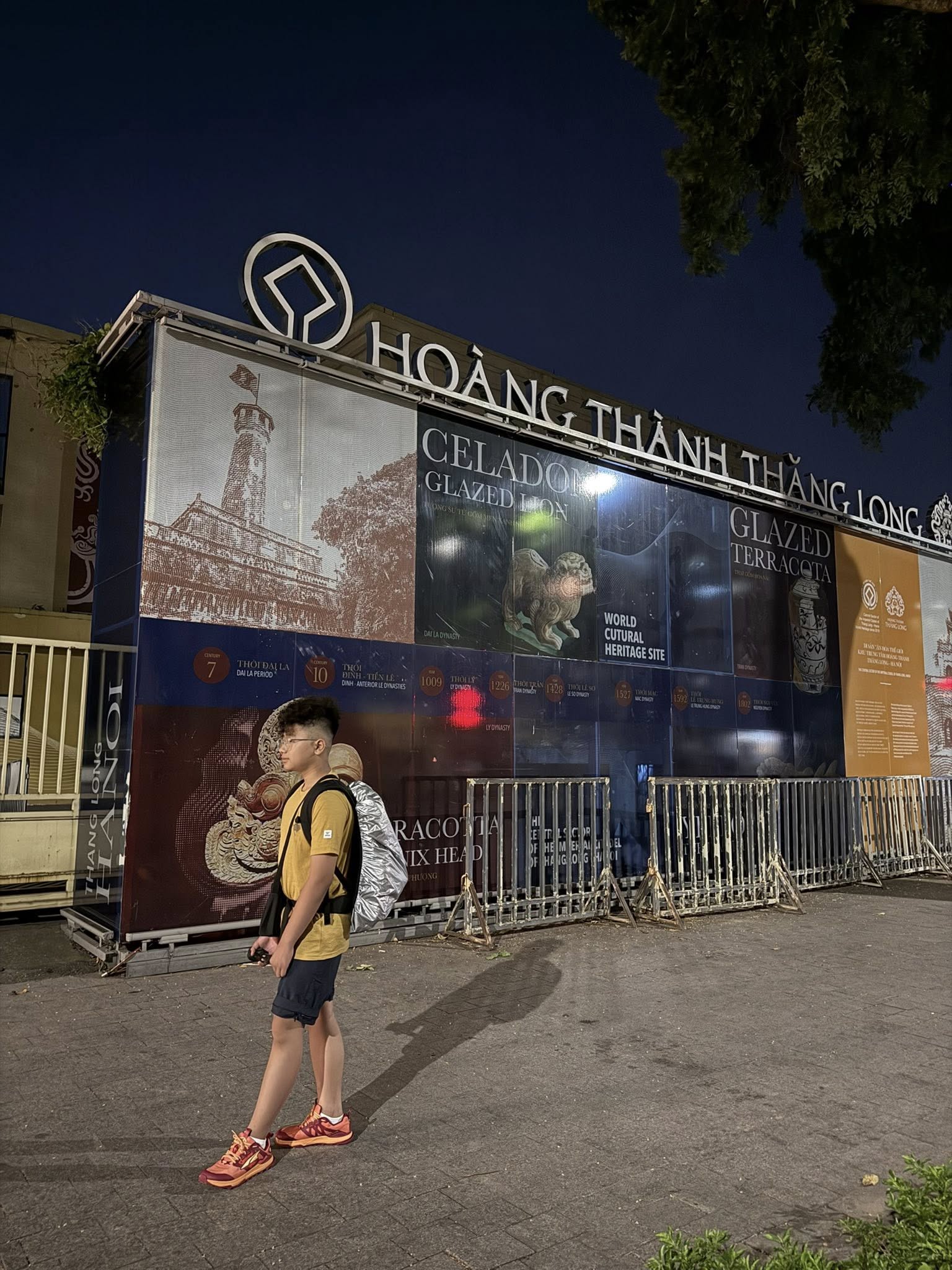 Con trai 13 tuổi của chị Phương chụp ảnh tại nơi xuất phát là Hoàng Thành Thăng Long
