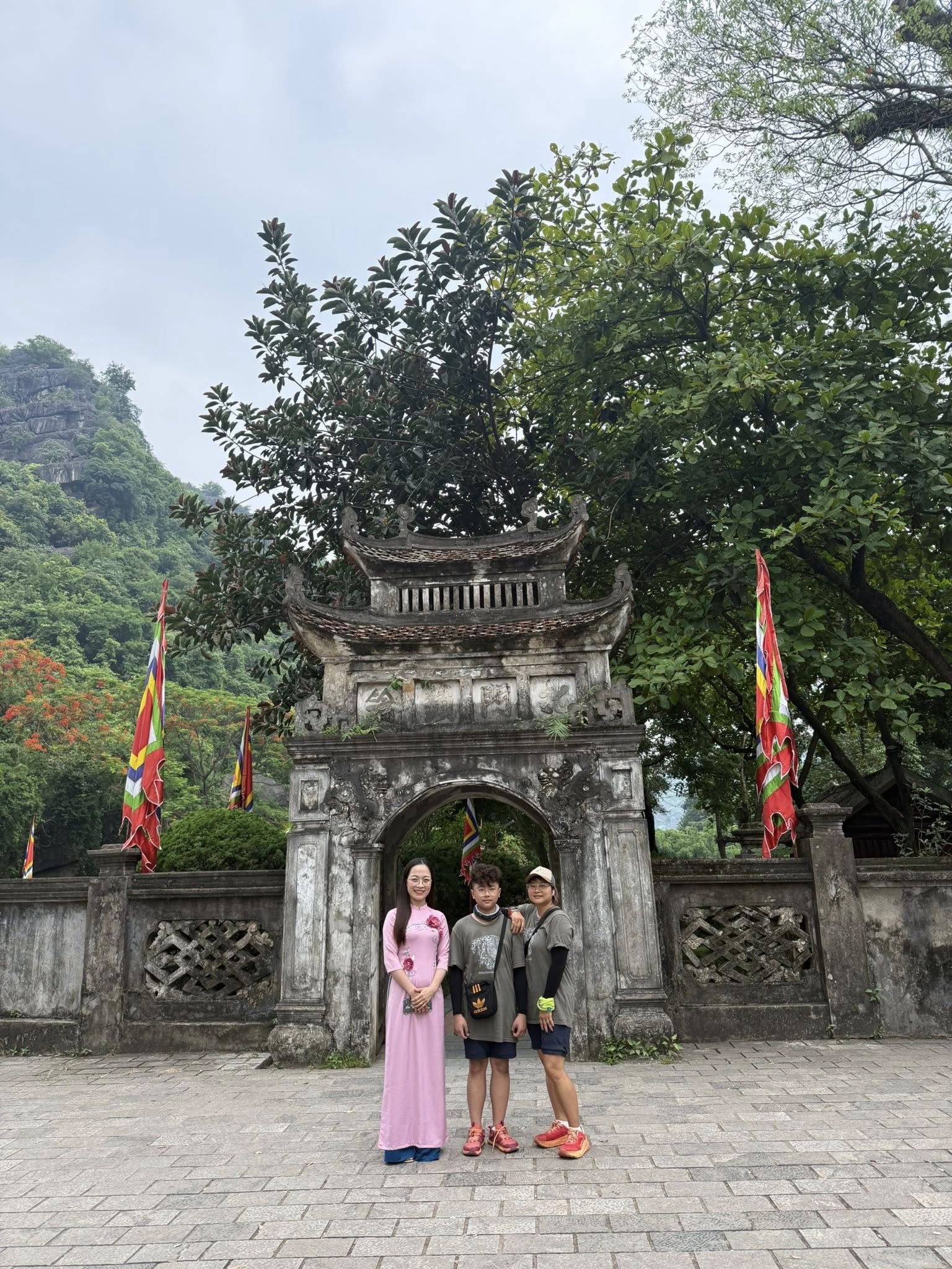 Mẹ con chị Phương chụp ảnh tại đền thờ Vua Đinh - Hoa Lư - Ninh Bình - Ảnh: Facebook nhân vật