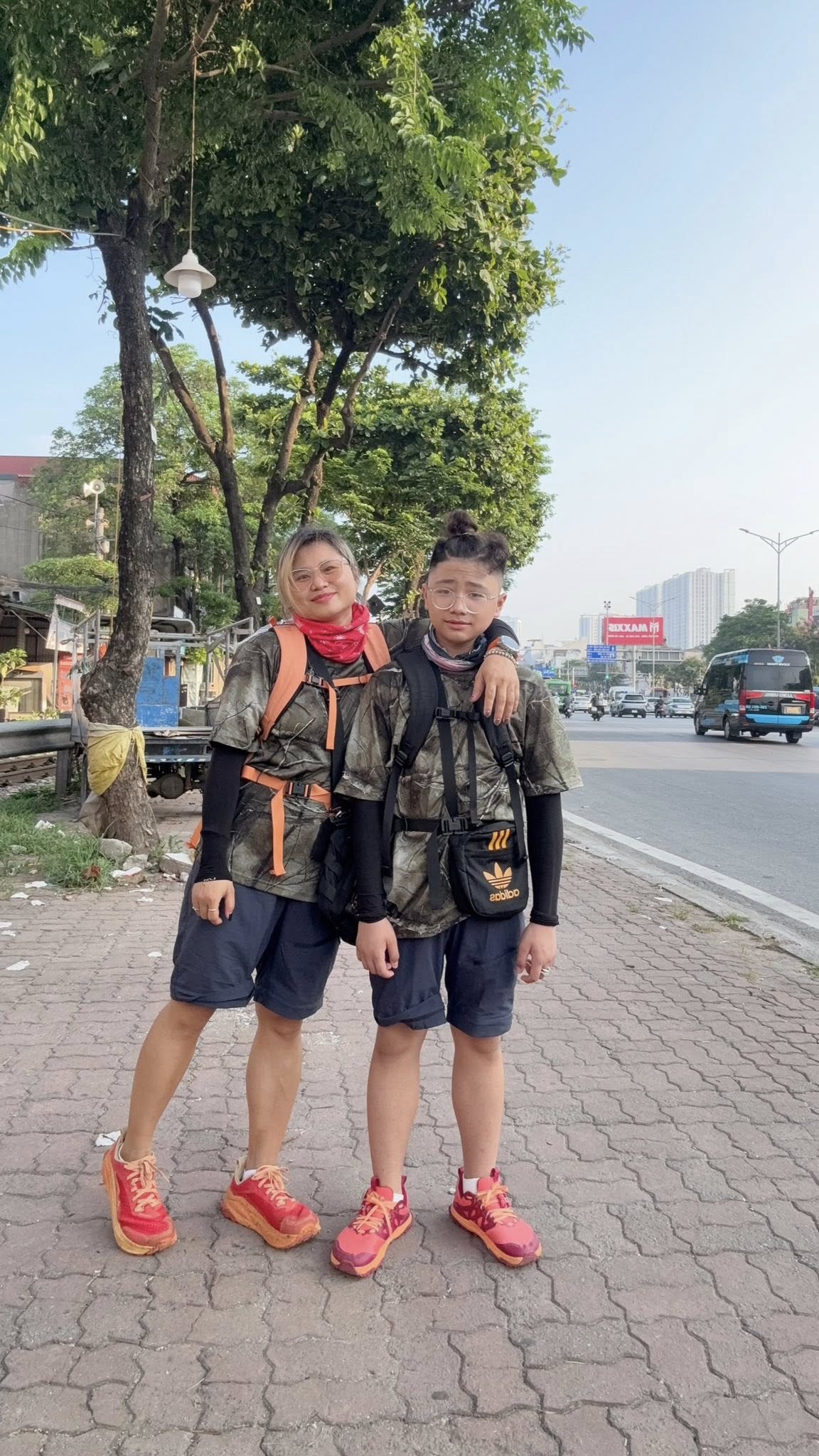 Chị Hà Phương và con trai 13 tuổi đi bộ từ Hà Nội đến Huế để khám phá từng góc nhỏ xinh đẹp của Việt Nam - Ảnh: Facebook nhân vật