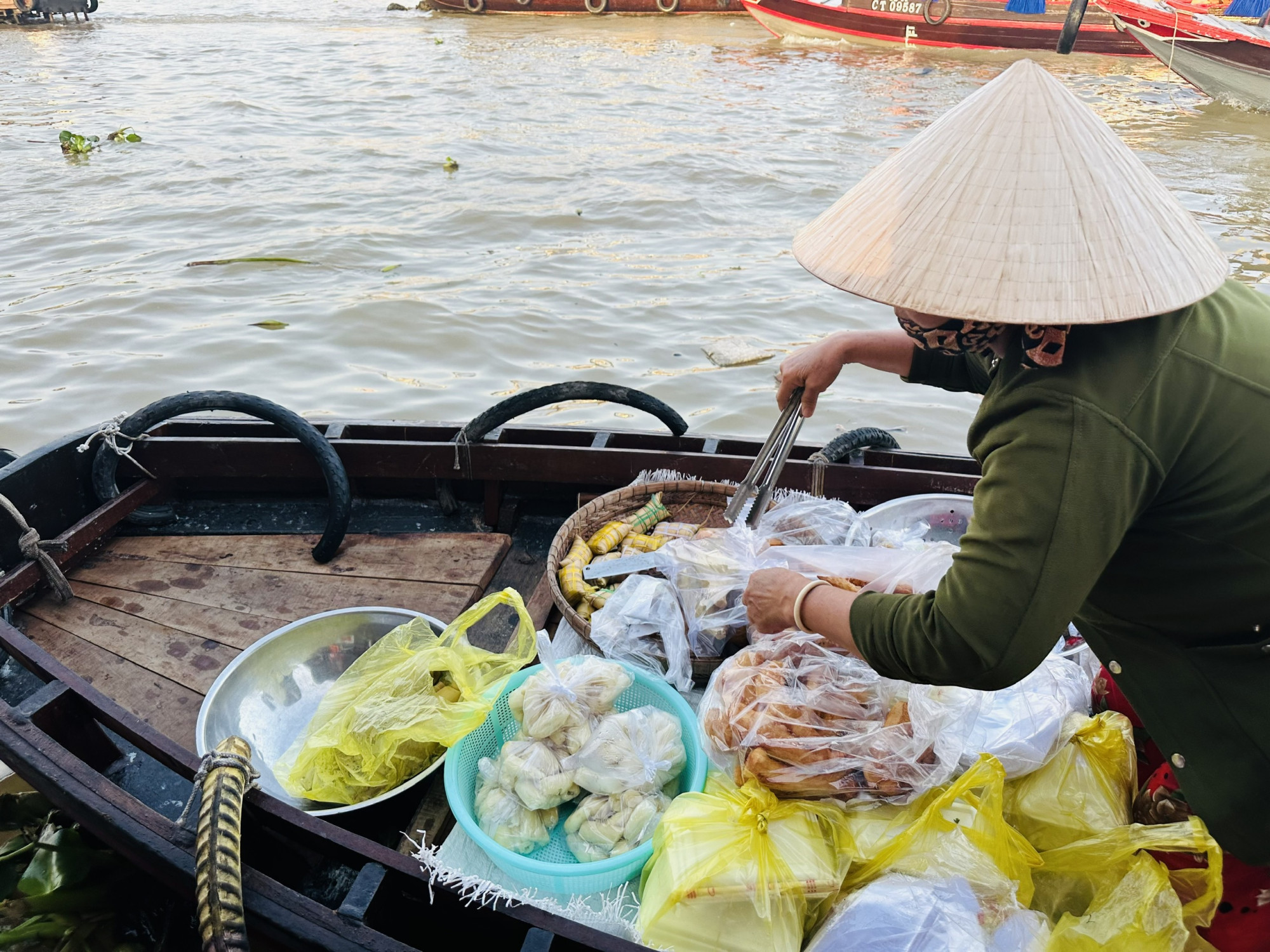 Khoai lang luộc, chuối luộc, khoai mì cũng được bán trên ghe