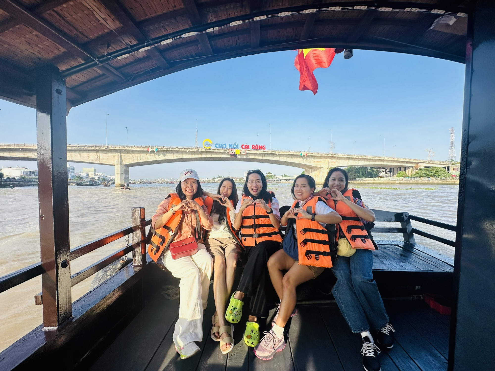 Biểu tượng Chợ nổi Cái Răng nổi bật trên cầu Cần Thơ