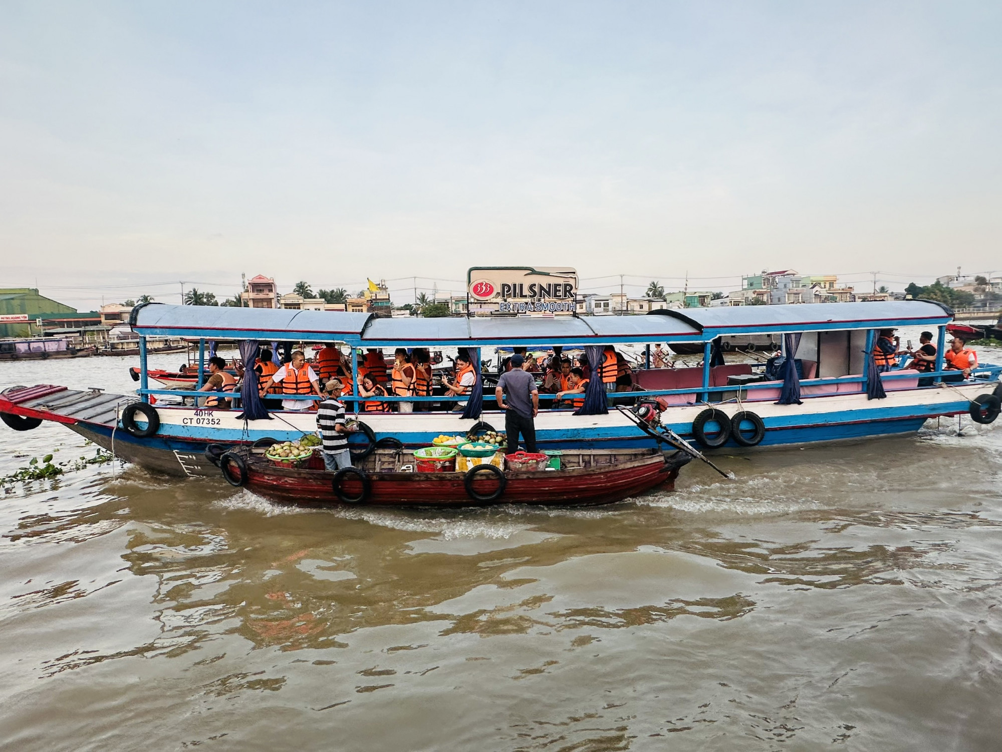 Những chiếc ghe nhỏ len lỏi giữa các ghe lớn