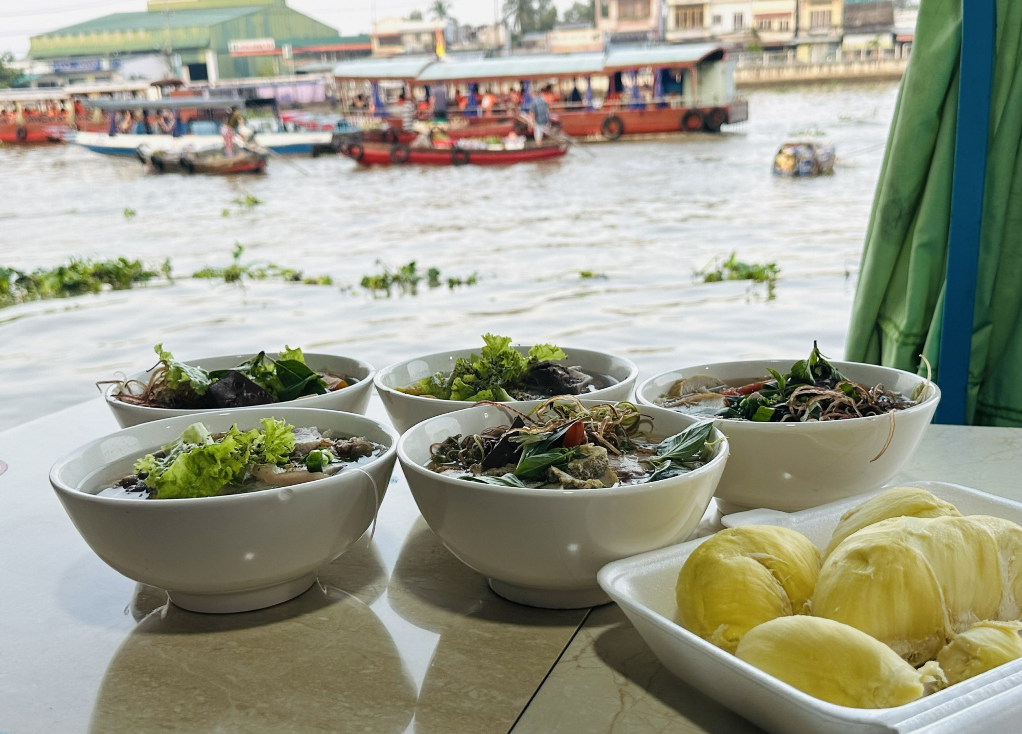 Trải nghiệm ăn sáng và thưởng thức sầu riêng trên sông