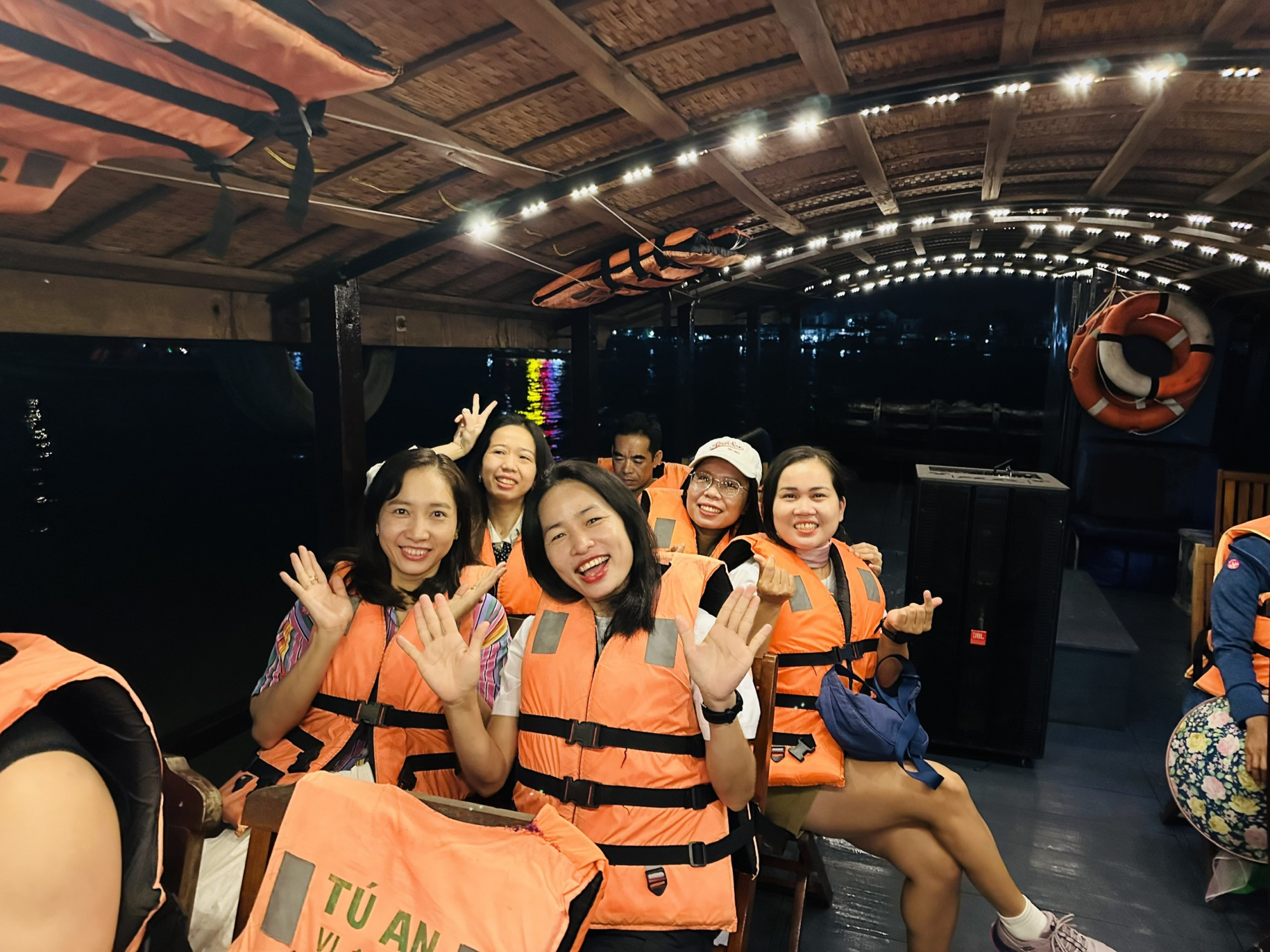 Chúng tôi ổn định chỗ ngồi, được phát áo phao và nghe hướng dẫn về lịch trình tham quan