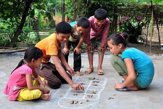 Những khoảnh khắc vui chơi cùng gia đình không chỉ mang lại niềm vui mà còn giúp trẻ phát triển kỹ năng xã hội, cảm xúc và khả năng kết nối với người khác - Ảnh: maianh.edu