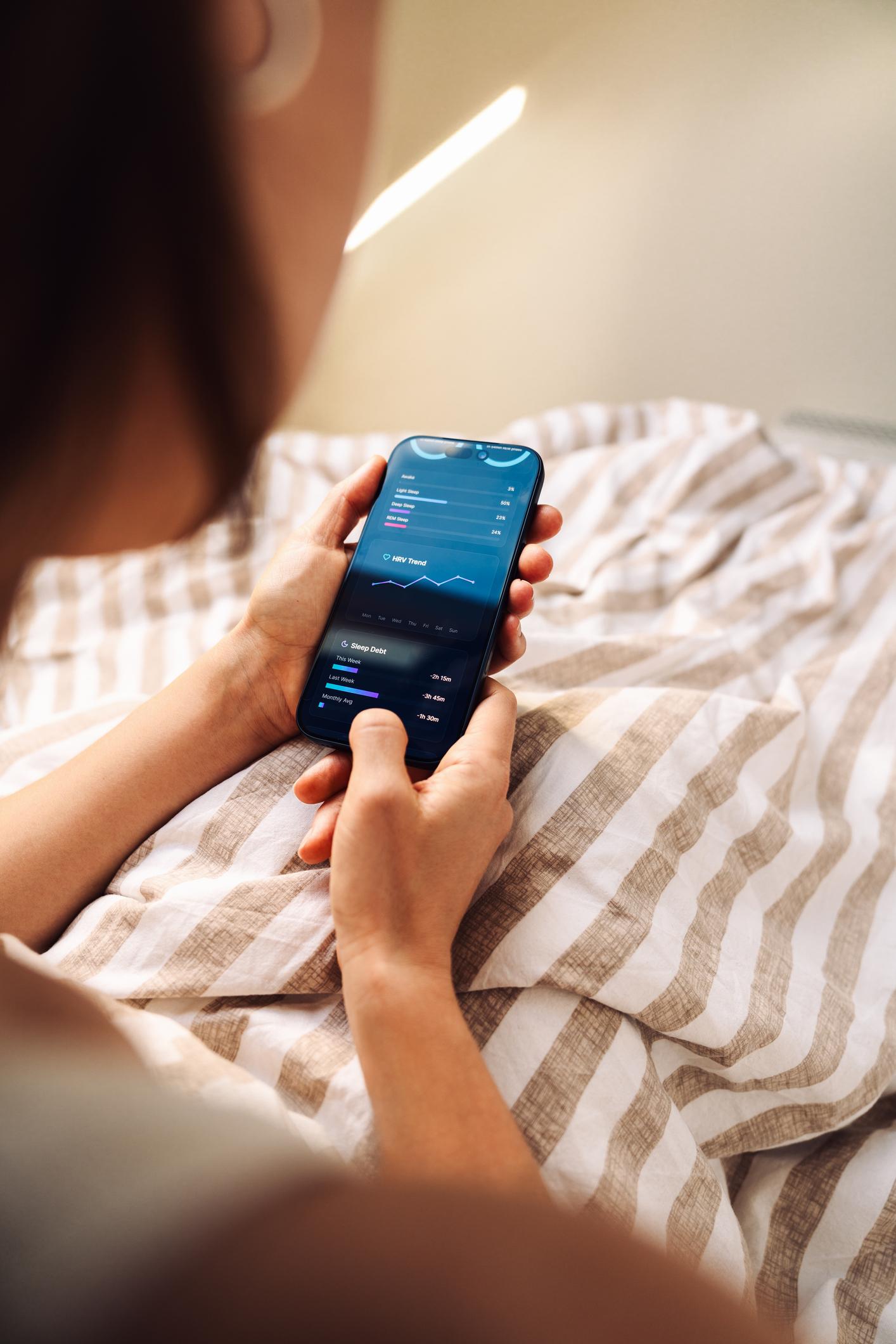 Ngày càng nhiều người theo dõi và đánh giá chất lượng giấc ngủ bằng thiết bị đeo thông minh, tạo ra hiện tượng được gọi là orthosomnia - Ảnh: Freepik