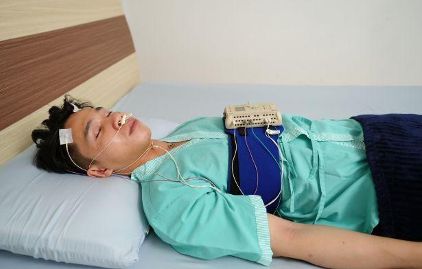 Người tham gia một nghiên cứu giấc ngủ tại phòng thí nghiệm với các cảm biến theo dõi sóng não, nhịp tim và chuyển động mắt - Ảnh: mc Clinic