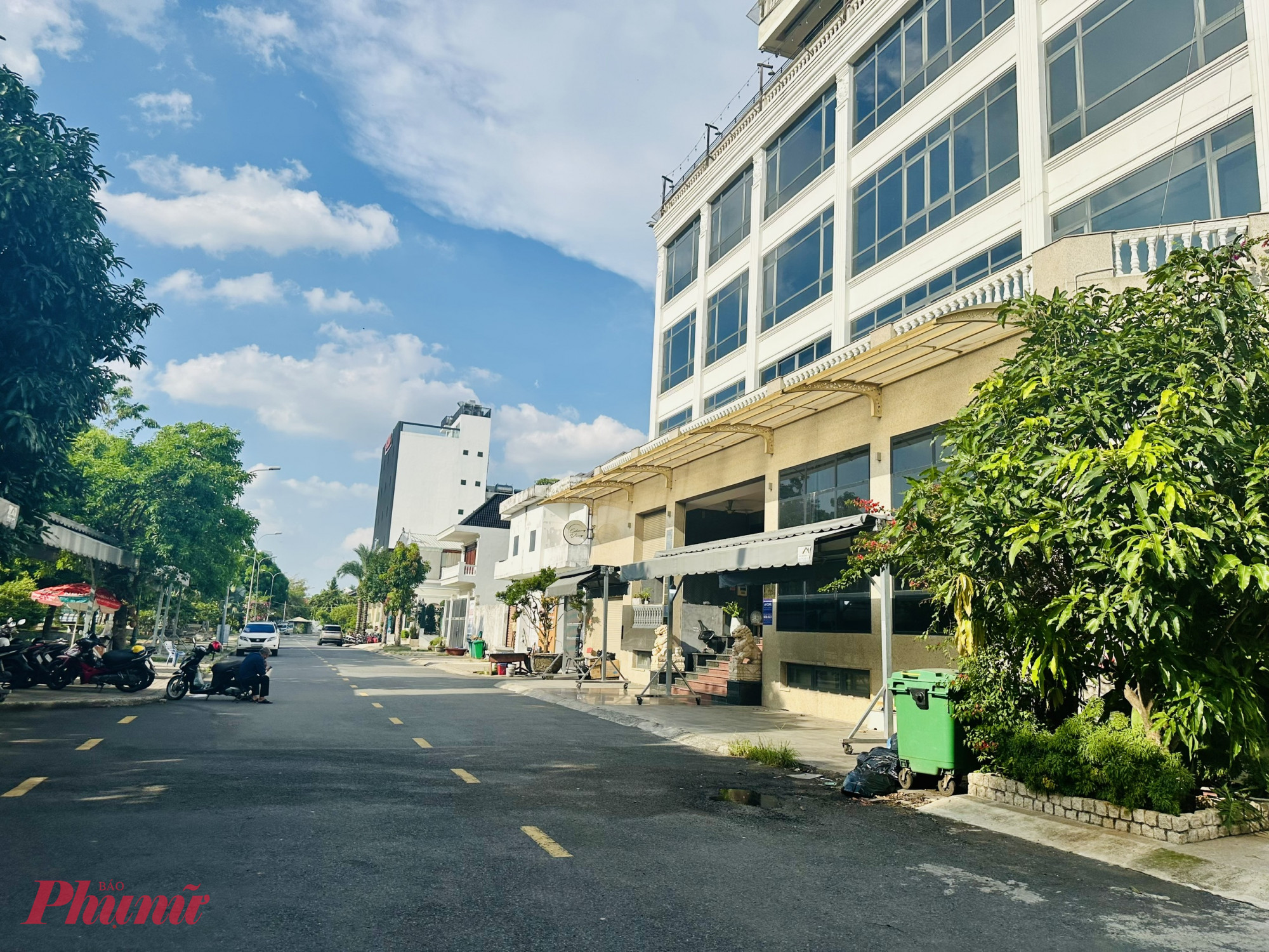 Nhìn từ bên ngoài, dãy nhà mặt tiền tại phường An Khánh nằm dọc tuyến đường nội khu rộng thênh thang mang dáng dấp của một khu đô thị hiện đại. Thế nhưng phía sau những công trình mới ấy là những căn nhà đang bị mắc kẹt, nơi người dân nhiều năm qua vẫn liên tục gửi đơn kiến nghị, khiếu nại về quyền tiếp cận nhà ở.