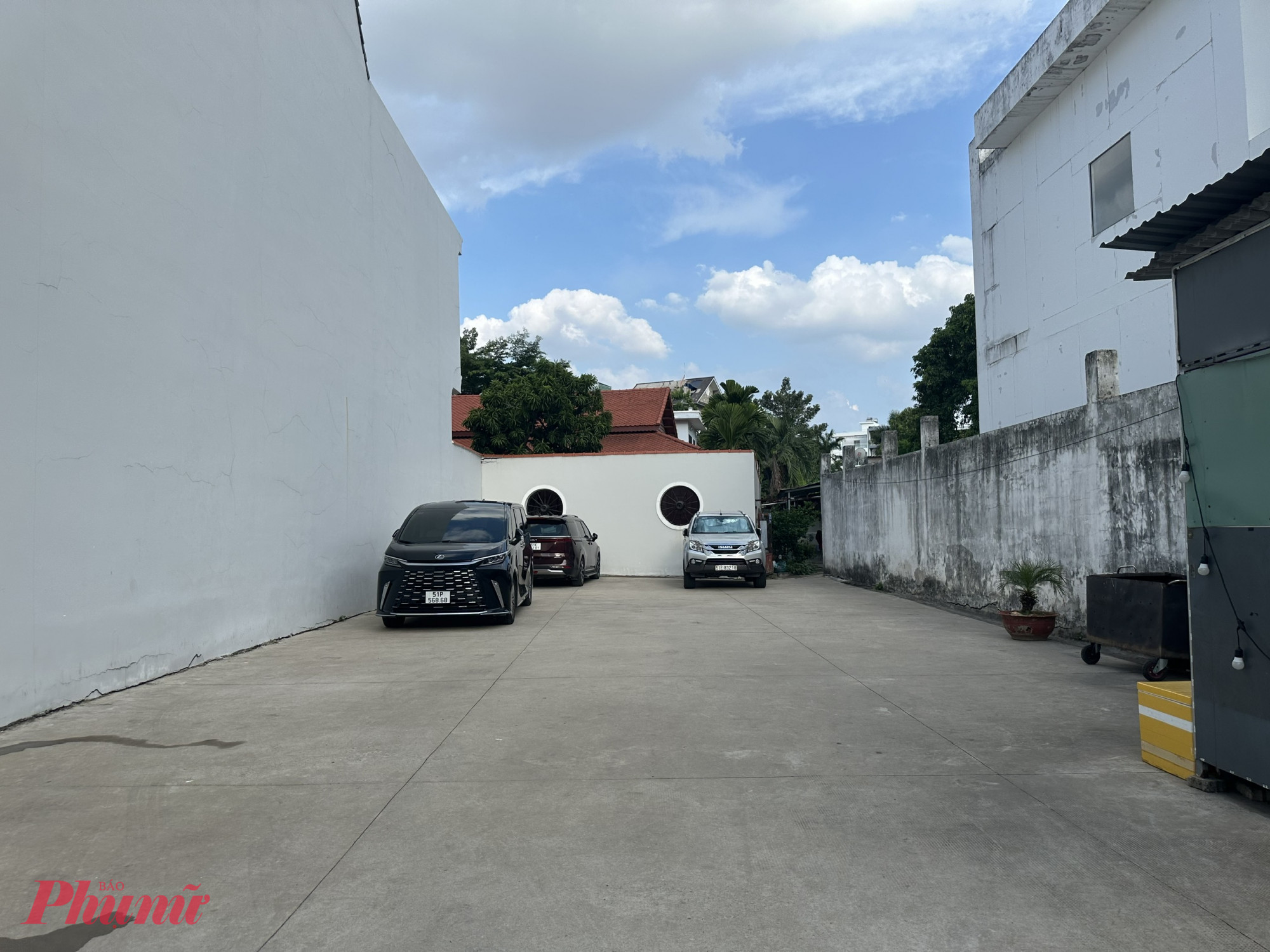 Lô đất trống nằm giữa các công trình đã xây dựng trở thành lối đi tạm của nhiều hộ dân. Người dân cho biết đây là khoảng không còn lại sau quá trình đấu tranh, kiến nghị kéo dài nhiều năm.