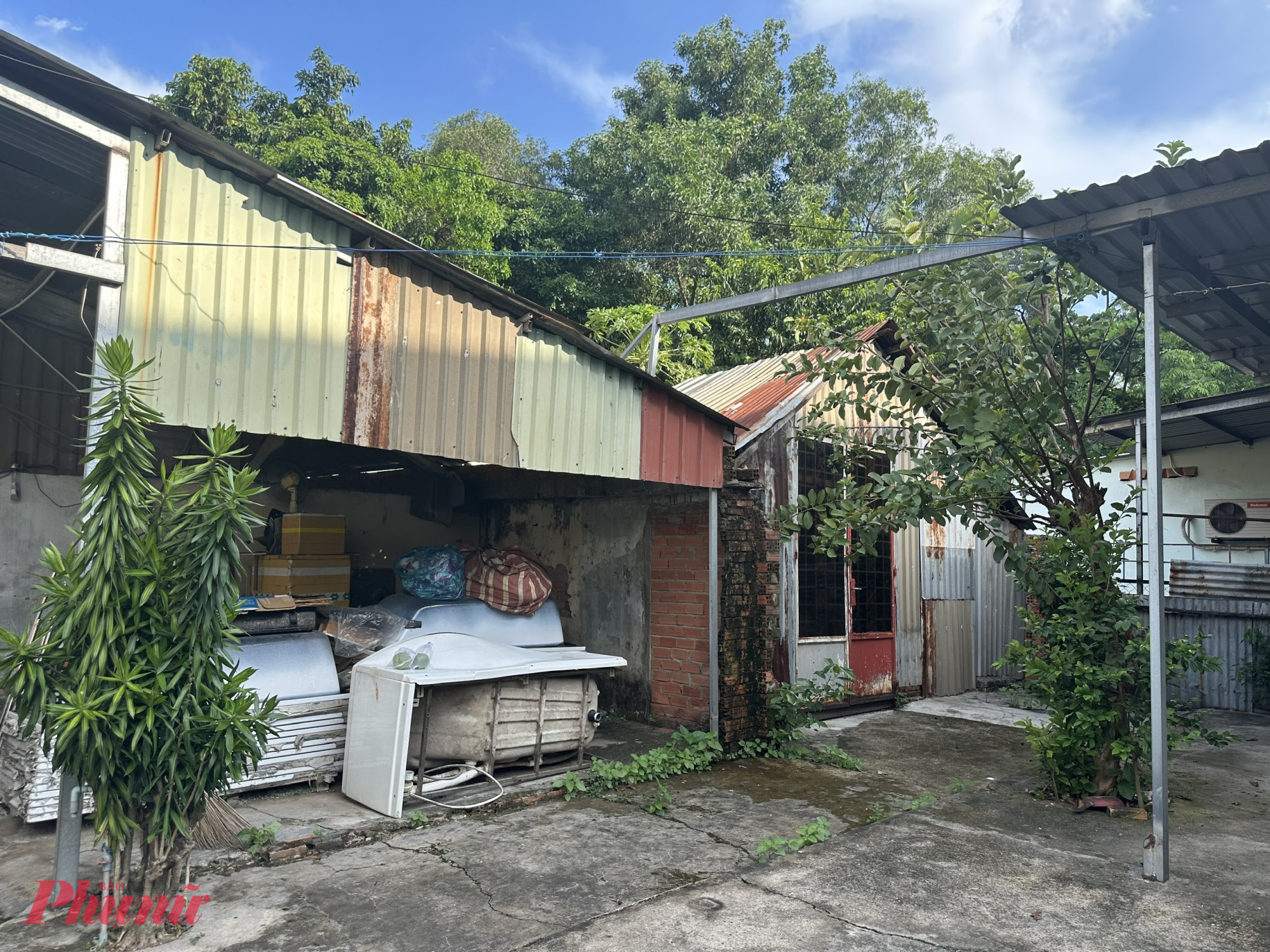 Không chỉ mất lối đi, nhiều hộ dân cho biết cuộc sống và sinh kế cũng bị ảnh hưởng kéo dài. Nhà cửa xuống cấp nhưng khó sửa chữa, trong khi các hoạt động kinh doanh nhỏ lẻ không thể triển khai do thửa đất không có đường tiếp cận hợp pháp ra đường công cộng. Nhiều năm qua, họ phải sống tạm trong những căn nhà ngày càng cũ kỹ, chờ đợi vụ việc được giải quyết.