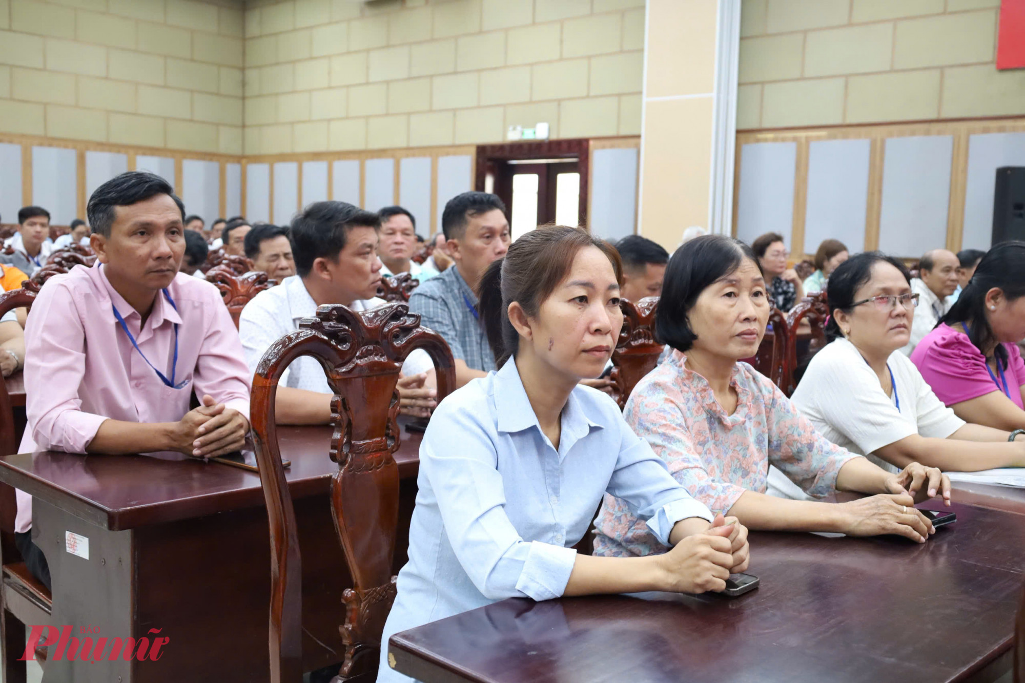 Sẽ kiến nghị tổ chức tiếp xúc chuyên đề để gỡ vướng các dự án kéo dài cho người dân Buổi tiếp xúc cử tri thu hút đông đảo người dân tham gia, với nhiều ý kiến tập trung vào các vấn đề dân sinh, đất đai và tái định cư - Ảnh: Thanh Tâm