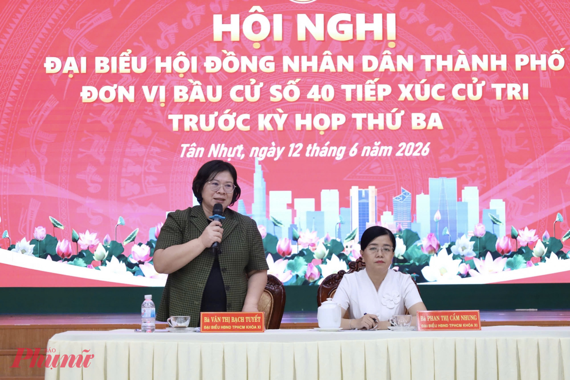Sẽ kiến nghị tổ chức tiếp xúc chuyên đề để gỡ vướng các dự án kéo dài cho người dân Tổ đại biểu HĐND TPHCM đơn vị bầu cử số 40 do bà Văn Thị Bạch Tuyết - Phó bí thư Thành ủy TPHCM tham gia đã có buổi tiếp xúc cử tri trước kỳ họp thứ 3 HĐND TPHCM khóa X - Ảnh: Thanh Tâm