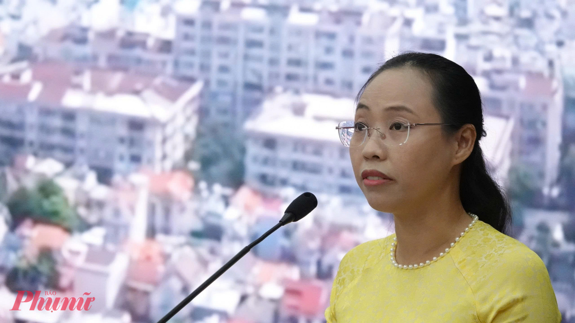 Không để người dân vất vả hơn khi làm thủ tục trực tuyến Chủ tịch UBND phường Phú Nhuận Nguyễn Thị Như Ý tham luận tại hội nghị - Ảnh: T.T