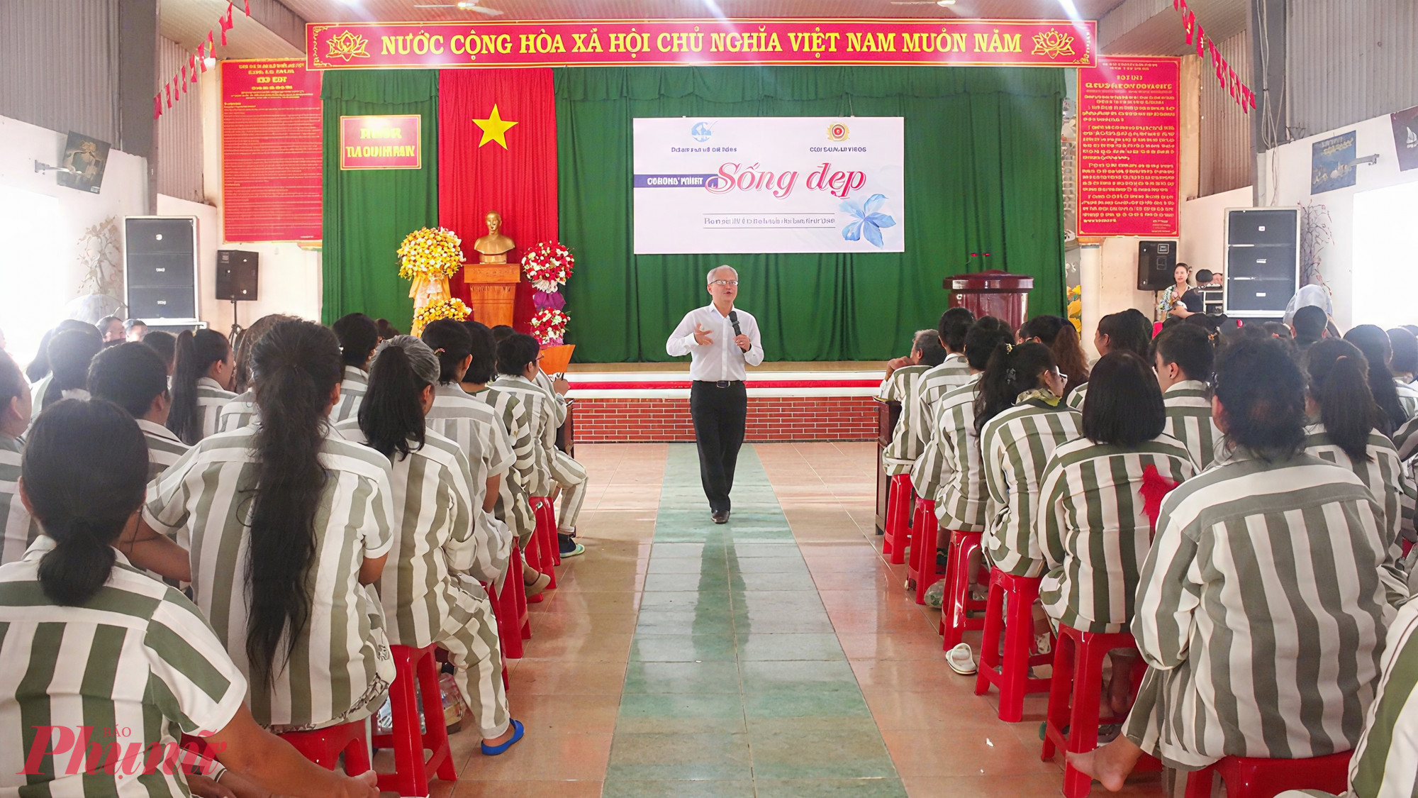 Sống đẹp, sống có trách nhiệm sau những lầm lỡ Thầy Hà Trung Thành - Giảng viên Học viện Cán bộ TPHCM trình bày với nội dung tập trung vào các giá trị của lối sống tích cực, cách vượt qua mặc cảm, tự ti; vai trò, trách nhiệm của người phụ nữ đối với bản thân, gia đình và xã hội