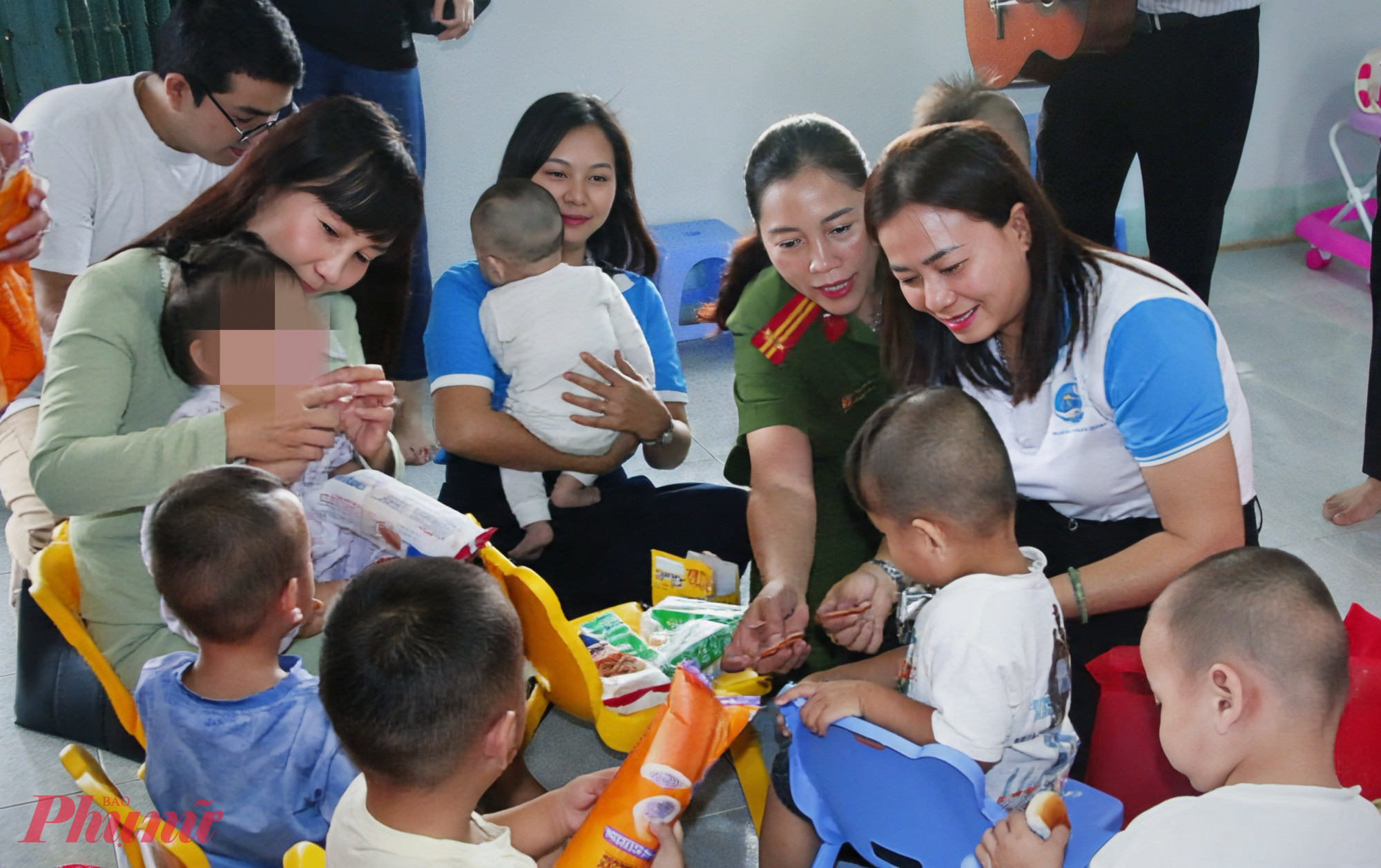 Sống đẹp, sống có trách nhiệm sau những lầm lỡ Đoàn Hội LHPN TPHCM đến thăm các em nhỏ là con của các nữ phạm nhân.