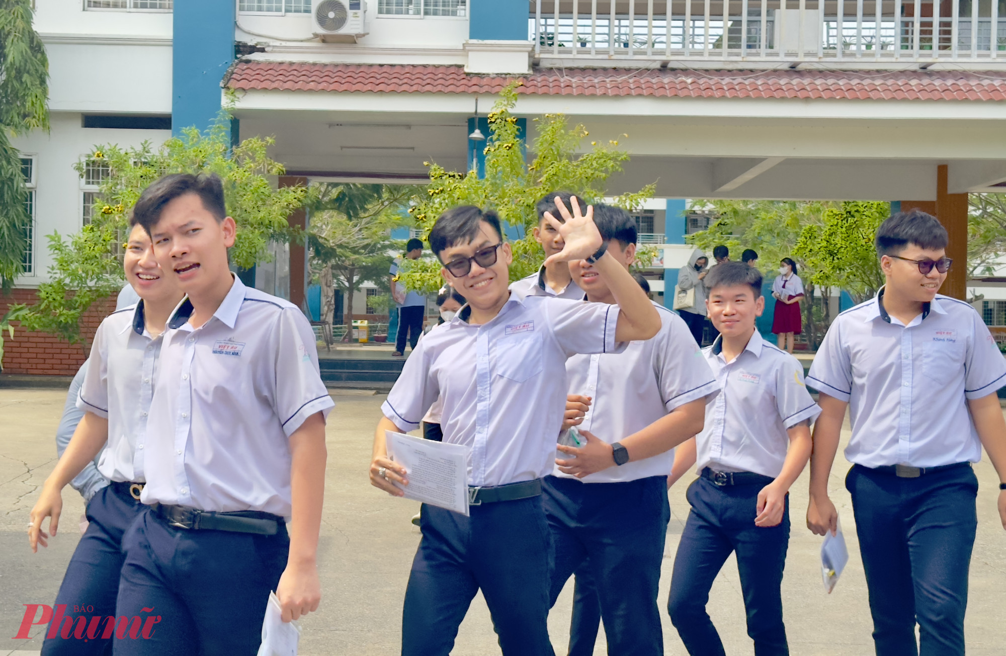 Thí sinh thở phào khi hoàn thành 2 môn thi tự chọn, kết thúc kỳ thi tốt nghiệp THPT Thí sinh vui vẻ rời khỏi điểm thi sau khi hoàn thành môn tự chọn cuối cùng - Ảnh: Nguyễn Loan