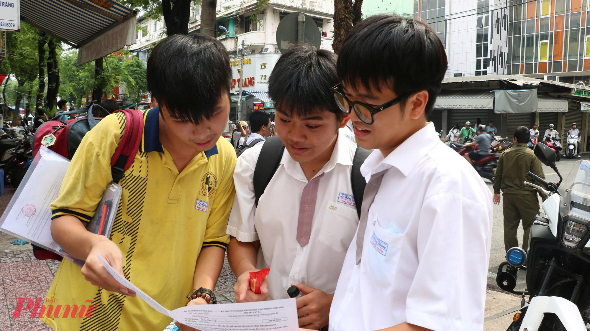 Thí sinh thở phào khi hoàn thành 2 môn thi tự chọn, kết thúc kỳ thi tốt nghiệp THPT Thí sinh thở phào khi hoàn thành 2 môn thi tự chọn, kết thúc kỳ thi tốt nghiệp THPT - Ảnh: Trang Thư