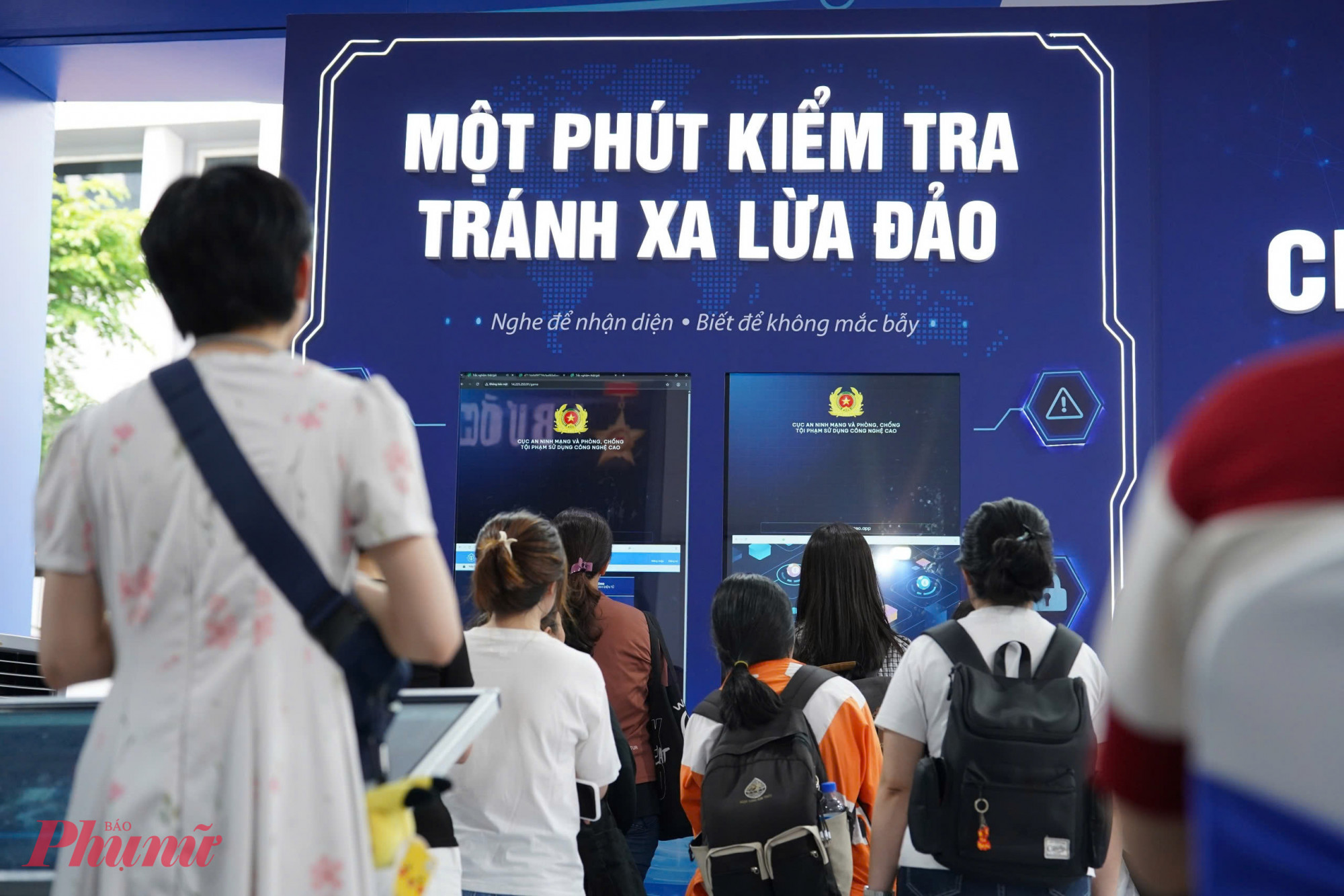 Bạn Nguyễn Minh Anh (22 tuổi, sinh viên tại TPHCM) cho biết đây là lần đầu tiên được trải nghiệm một không gian triển lãm kết hợp giữa lịch sử, công nghệ và các hoạt động tương tác thực tế.