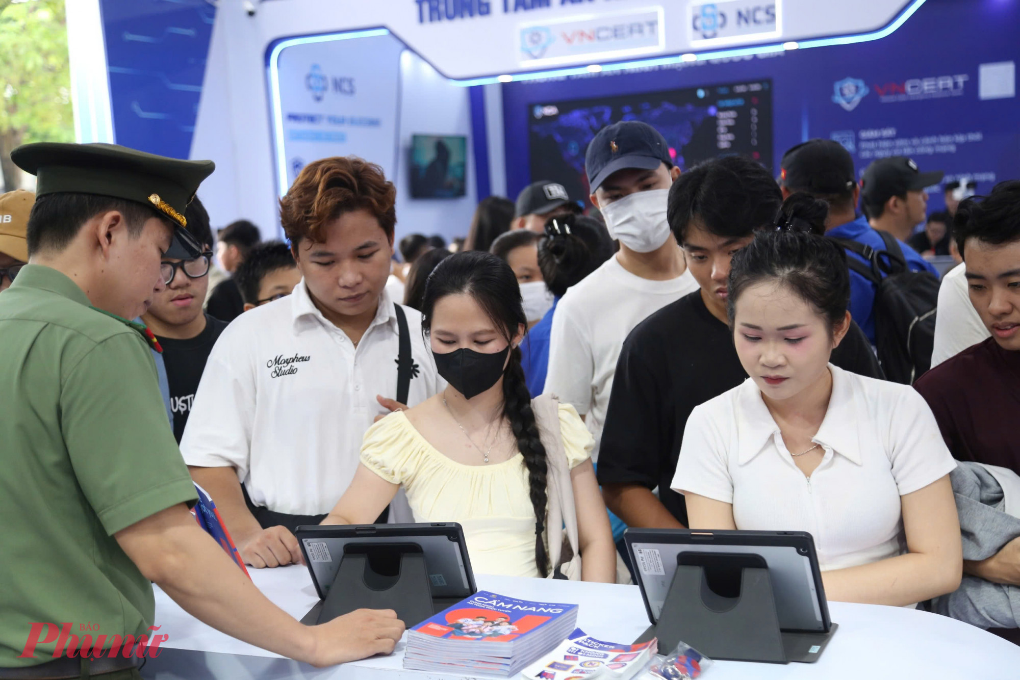 “Trước đây tôi chỉ biết đến các hình thức lừa đảo công nghệ cao qua mạng xã hội. Khi trực tiếp trải nghiệm các tình huống mô phỏng Deepfake tại triển lãm, tôi mới thấy mức độ tinh vi và nguy hiểm của những thủ đoạn này. Các kiến thức được truyền tải dễ hiểu, gần gũi và rất hữu ích đối với người trẻ”, Minh Anh chia sẻ.