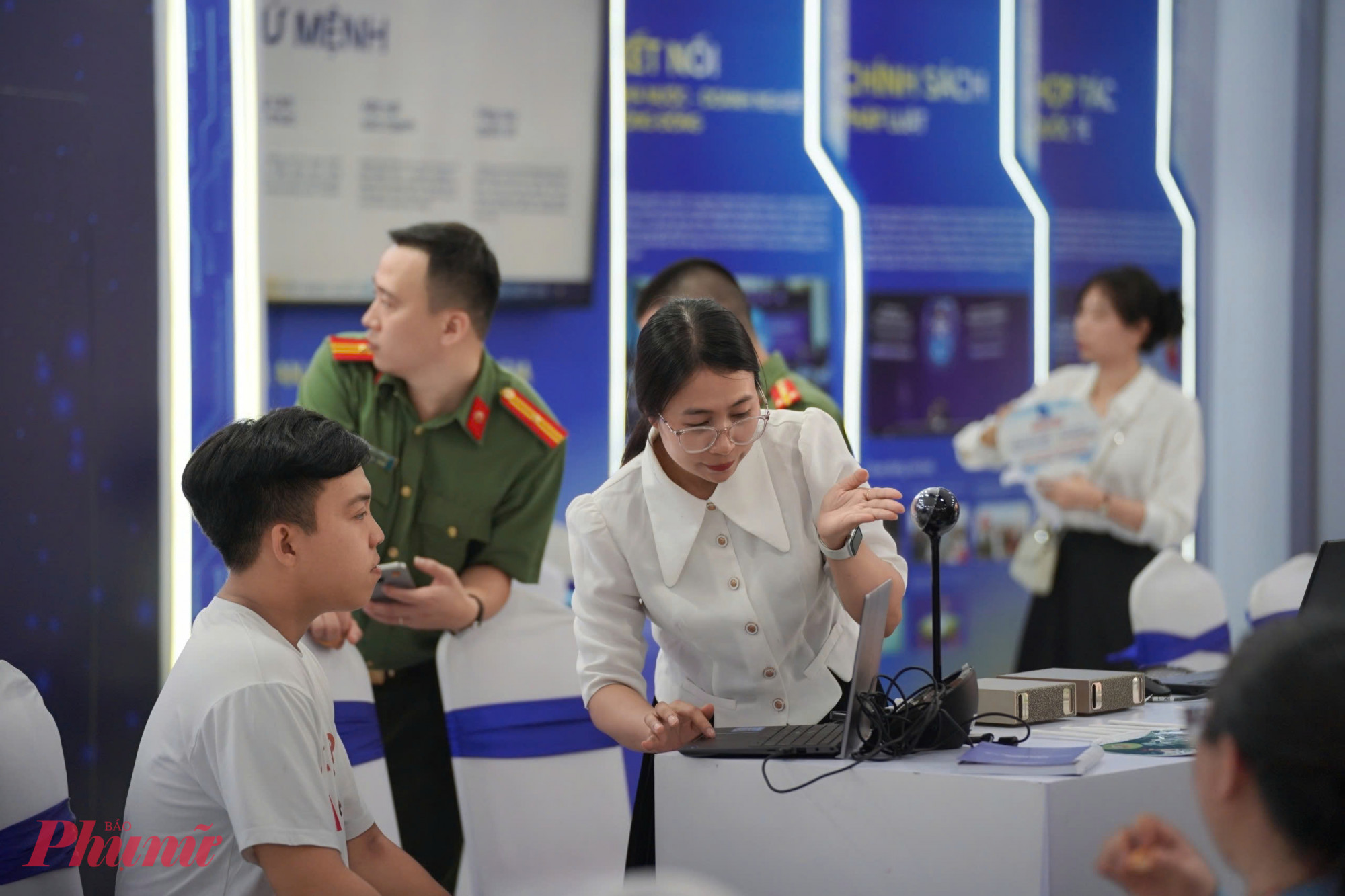 Điểm nhấn thu hút sự quan tâm của đông đảo khách tham quan, đặc biệt là giới trẻ, là khu vực “Bức tường An ninh mạng”. Tại đây, người dân được tiếp cận các tình huống mô phỏng về nguy cơ mất an toàn thông tin trên không gian mạng, nhận diện thủ đoạn lừa đảo bằng công nghệ Deepfake, các hình thức chiếm đoạt tài sản trực tuyến cũng như tìm hiểu các giải pháp bảo vệ dữ liệu cá nhân.