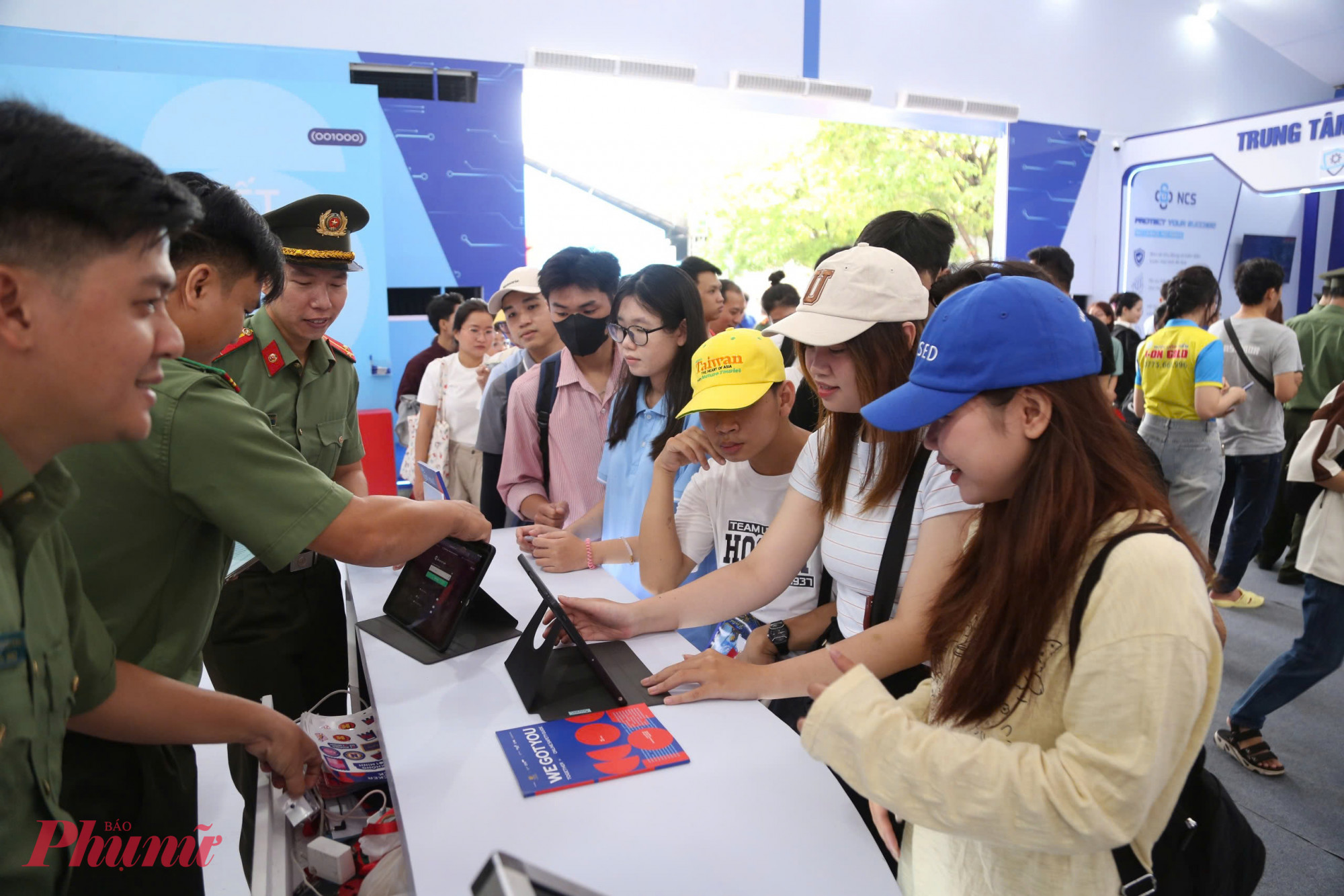 Ngay trong những ngày đầu mở cửa, triển lãm đã thu hút đông đảo khách tham quan thuộc nhiều lứa tuổi, từ học sinh, sinh viên đến người cao tuổi và du khách quốc tế.  Nhiều người dành thời gian tìm hiểu các chuyên đề trưng bày, giao lưu với cán bộ, chiến sĩ và tham gia các hoạt động tương tác được thiết kế tại sự kiện.