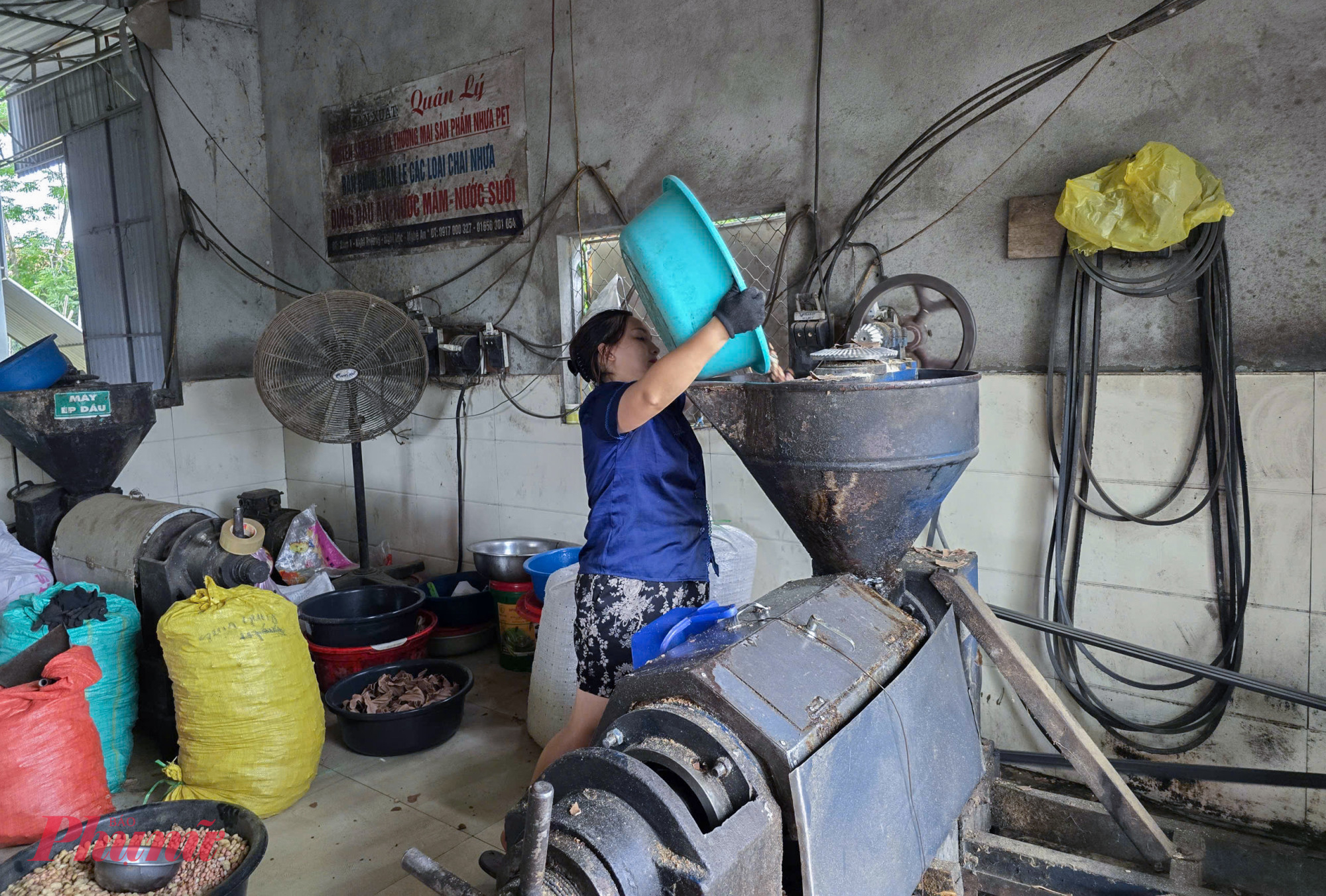 Kế bên cạnh, cơ sở ép dầu của chị Nguyễn Thị Lý (38 tuổi, trú xóm Trường An) cũng đang phải thuê thêm nhân công làm việc cả ban đêm trong mùa cao điểm. Gắn bó với nghề nhiều năm, chị Lý nhận xét chưa khi nào nhu cầu ép dầu tại chỗ lại lớn như hiện nay. 