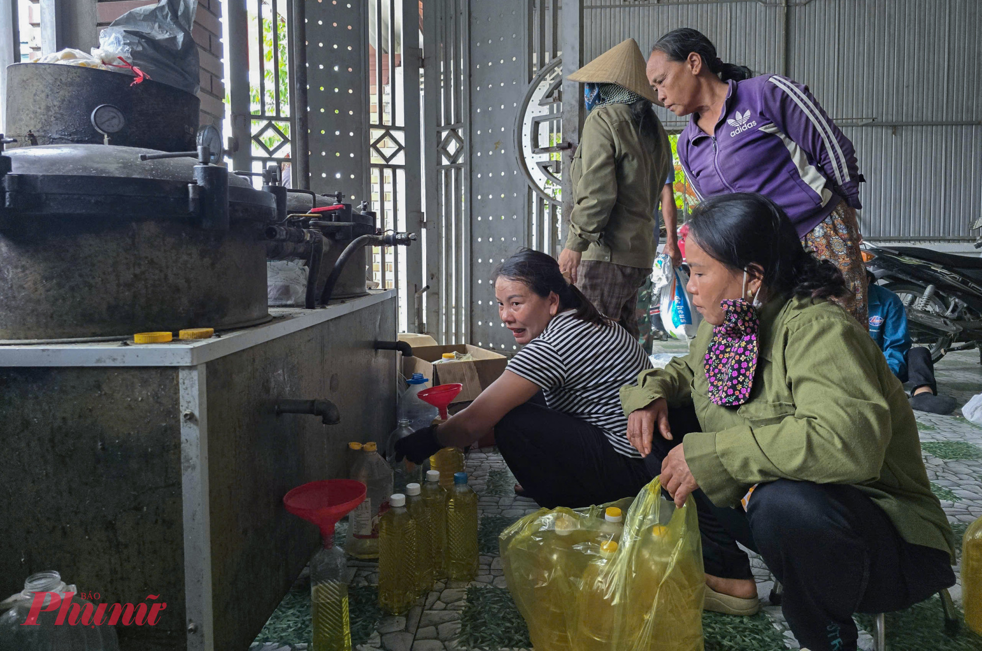 Bà Nguyễn Thị An (60 tuổi, trú xã Đông Lộc) cho biết, gia đình trồng 3 sào đậu phộng. Sau khi thu hoạch, ngoài bán cho thương lái, bà để dành khoảng 200-300kg để ép dầu ăn thay vì sử dụng dầu thực vật công nghiệp. “So với dầu công nghiệp, dầu lạc (đậu phộng) đắt hơn nhiều nhưng gia đình tự trồng được nên mang đi ép sẽ yên tâm hơn về chất lượng. Tôi thường ép vài chục lít để dùng, gửi cho người thân ở Đà Nẵng và TPHCM” - bà An chia sẻ.