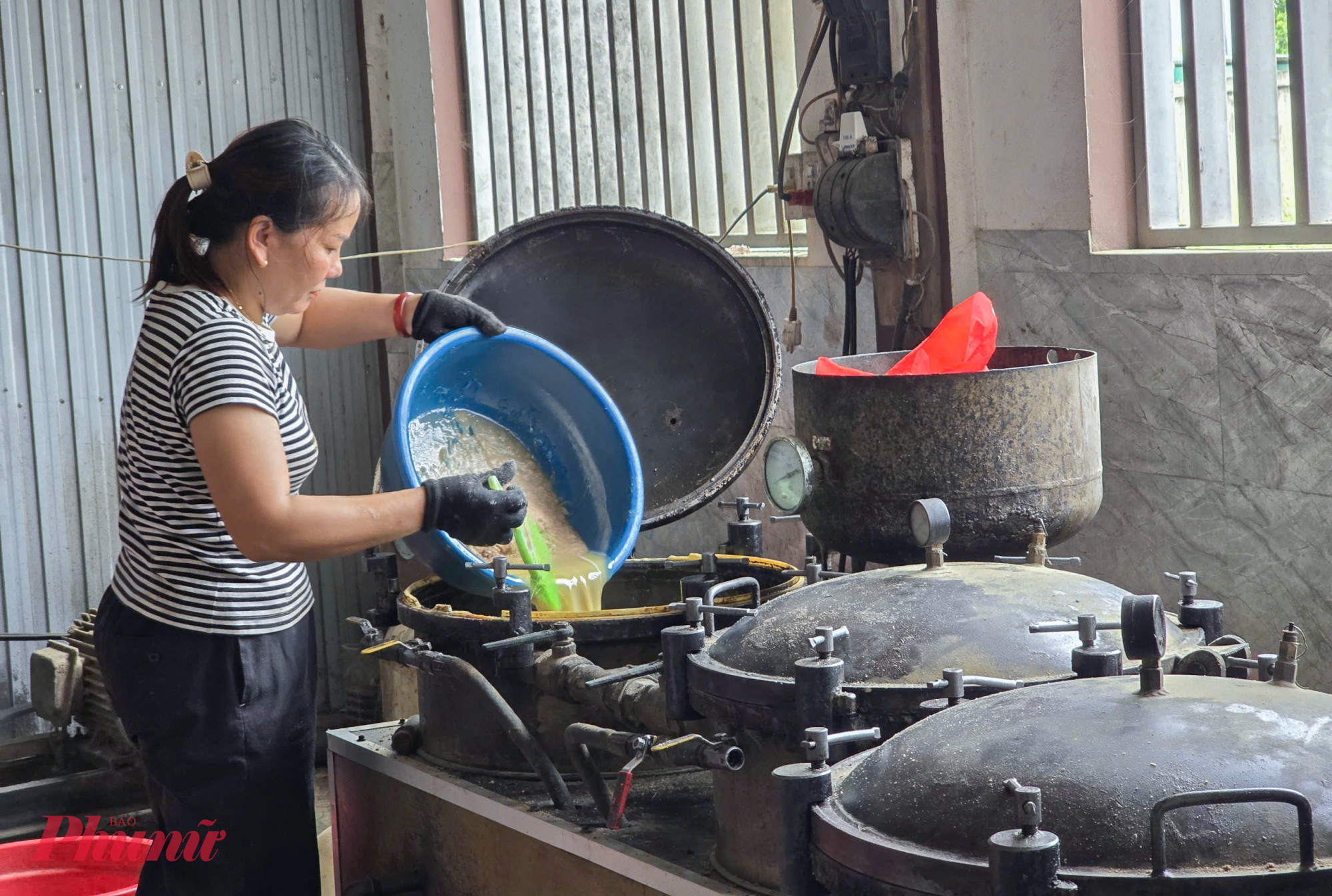 Chị Trần Thị Khương (44 tuổi, trú xóm Trường An, xã Đông Lộc) cho biết, gần 2 tháng qua, cơ sở của chị gần như không có ngày nghỉ. Mỗi ngày có hàng chục lượt khách đến ép dầu đậu phộng, dầu mè… 