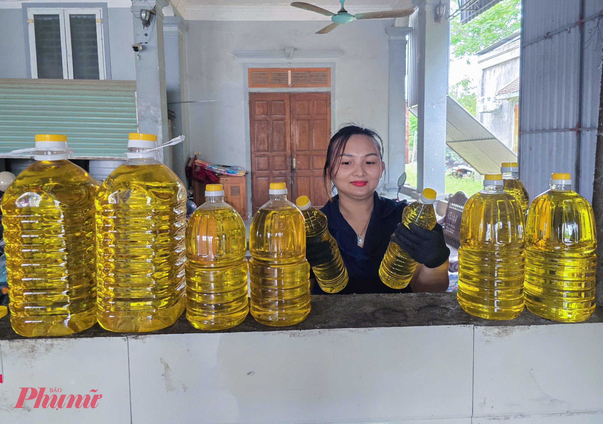 “Trung bình mỗi ngày tôi bán hơn 100 lít dầu. Khách hàng không chỉ mua để dùng trong gia đình mà còn làm quà biếu hoặc gửi đi nhiều tỉnh, thành khác” - chị Lý nói và cho hay, xu hướng quay về với các loại dầu ép truyền thống từ đậu phộng, vừng, đậu nành hay sử dụng mỡ lợn trong nấu ăn đang ngày càng phổ biến. Để đáp ứng nhu cầu, mỗi vụ thu hoạch đậu phộng, chị thường thu mua hơn 100 tấn dự trữ, phục vụ ép dầu quanh năm.