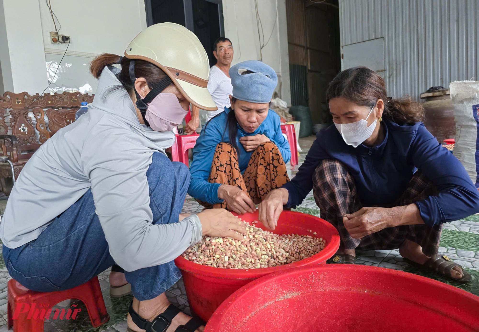 Xu hướng tự ép dầu từ các loại hạt đang ngày càng phổ biến. Nhiều gia đình trồng đậu phộng sau khi thu hoạch đều giữ lại một phần sản lượng để ép dầu phục vụ nhu cầu sinh hoạt, biếu người thân ở xa và bán cho người quen.