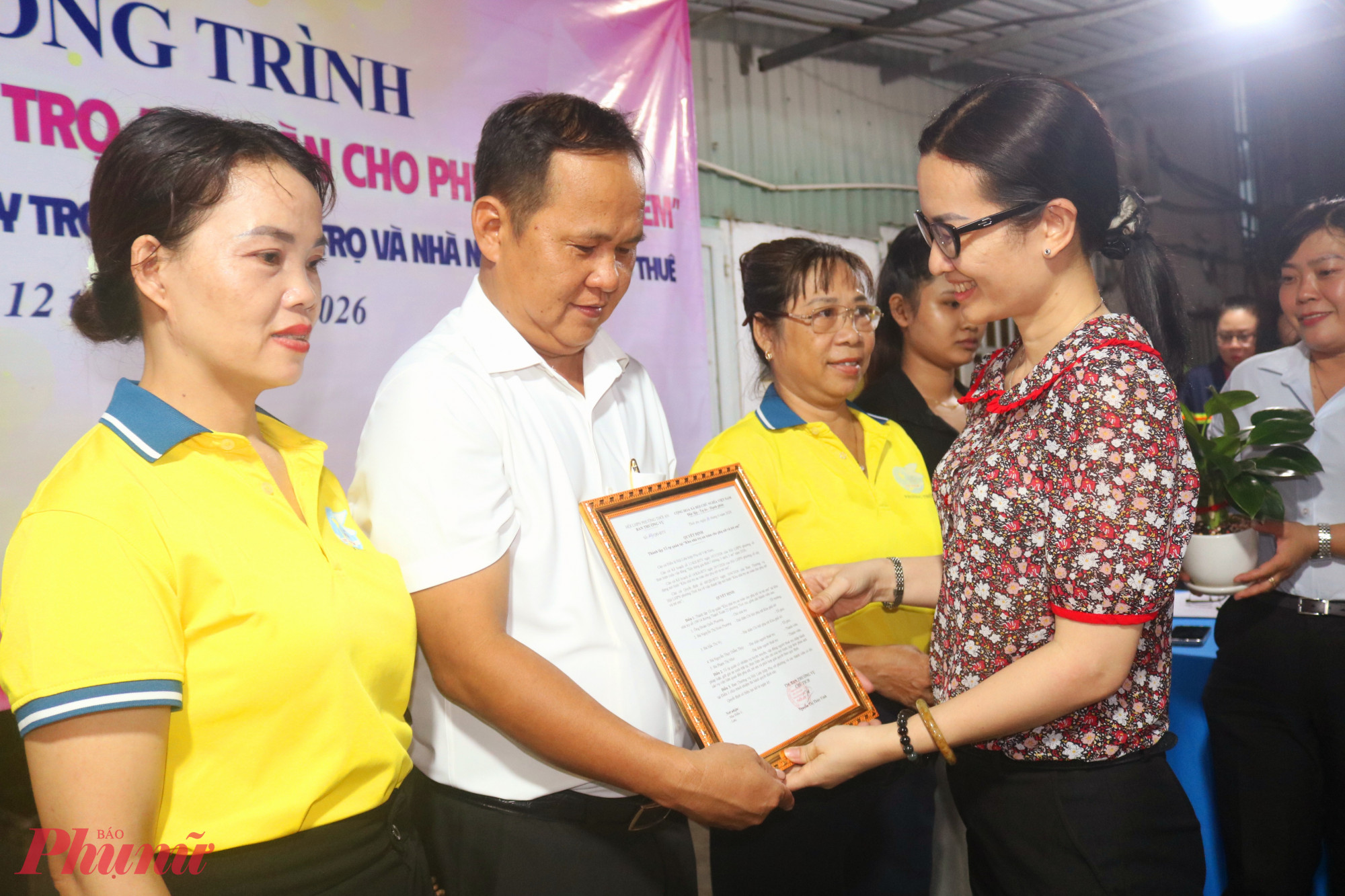 Bà Nguyễn Thị Thúy Vinh – Phó chủ tịch Ủy ban MTTQ Việt Nam phường Thới An, Chủ tịch Hội LHPN phường – trao quyết định thành lập Tổ tự quản “Khu nhà trọ an toàn cho phụ nữ và trẻ em” đến các thành viên trong tổ - Ảnh: Mẫn Nhi