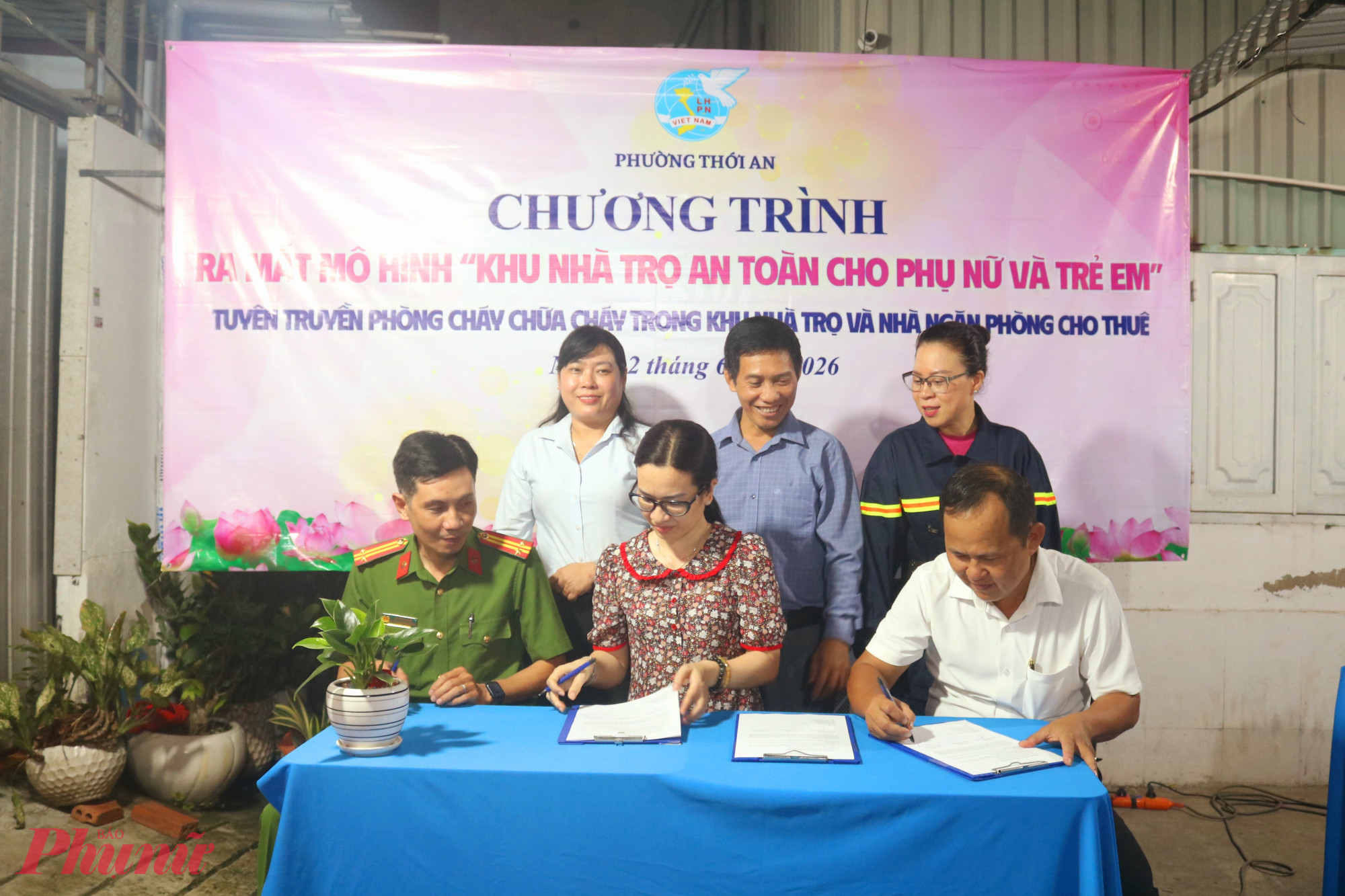 Đại diện các đơn vị và chủ nhà trọ cùng ký kế hoạch phối hợp tổ chức các hoạt động gắn với mô hình “Khu nhà trọ an toàn cho phụ nữ và trẻ em”  - Ảnh: Mẫn Nhi