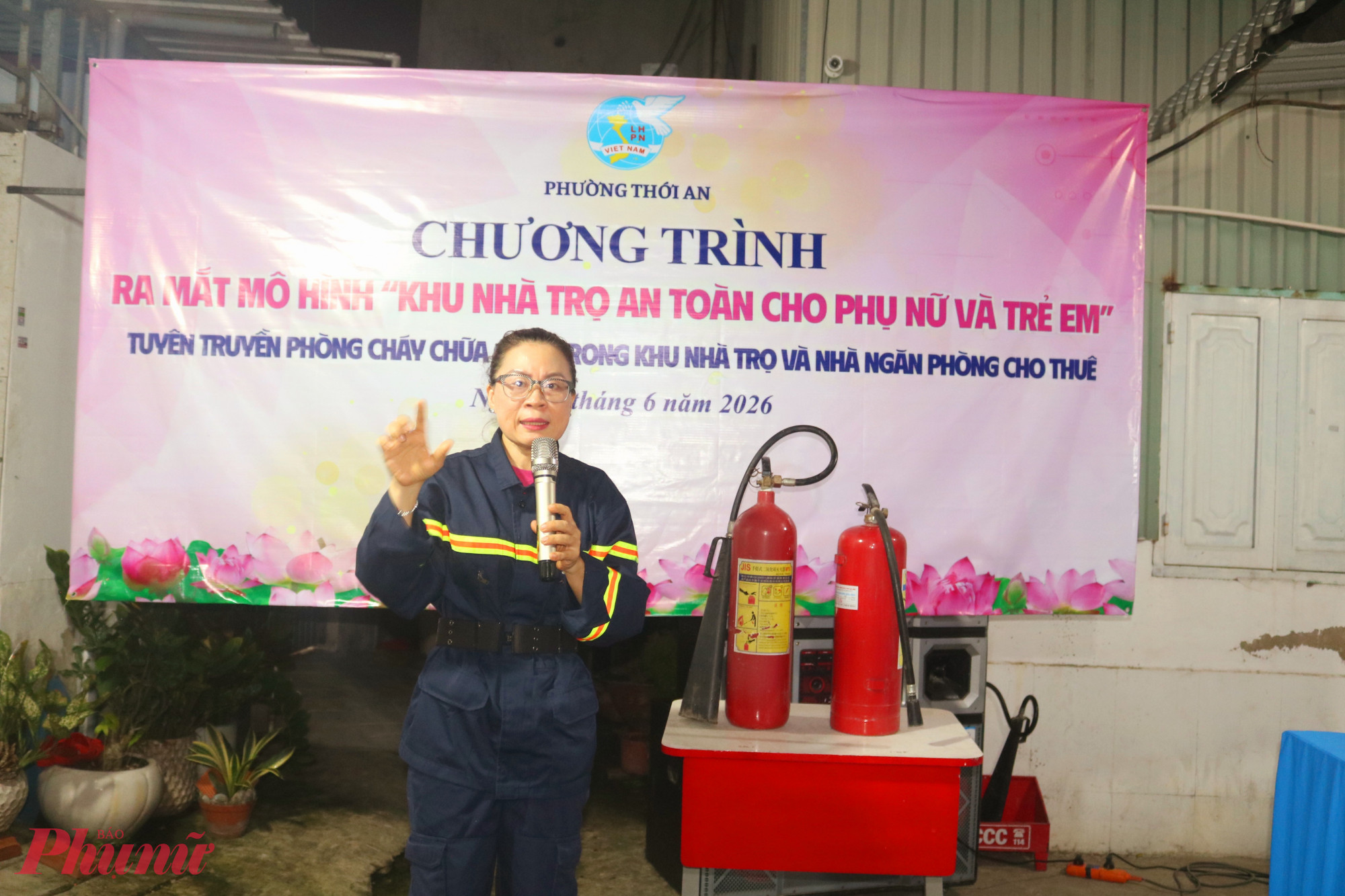 Tối 12/6, trung tá Nhã Thị Thu Hà – Phó đội trưởng Đội Chữa cháy và Cứu nạn cứu hộ Khu vực 12, Công an TPHCM – đã đến khu nhà trọ số 109/14 đường TX22 báo cáo chuyên đề “Phòng cháy chữa cháy trong khu nhà trọ và nhà ngăn phòng cho thuê”. Chị lưu ý anh chị em không để các vật dụng dễ cháy trong phòng trọ, và  cần sắp xếp vị trí dựng xe máy hợp lý nhằm tránh bít lối đi, lối thoát hiểm - Ảnh: Mẫn Nhi