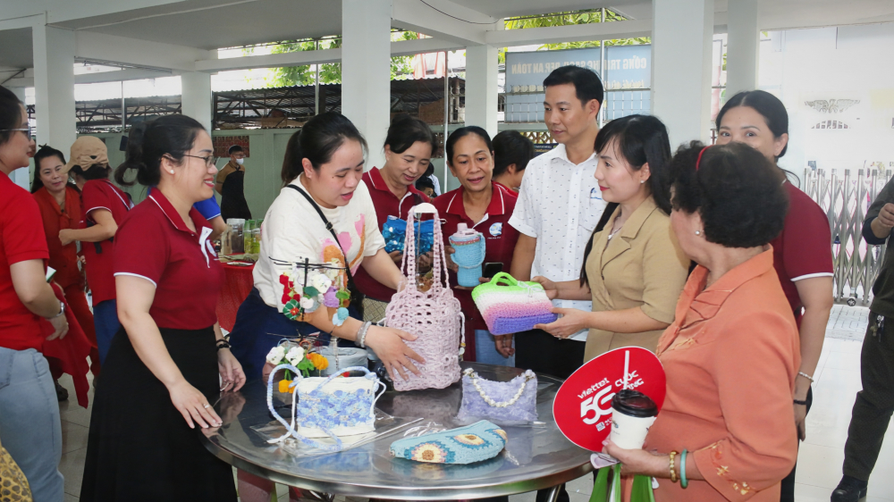 Lãnh đạo Hội LHPN TPHCM và phường Hoà Hưng tham quan gian hàng khởi nghiệp móc len 