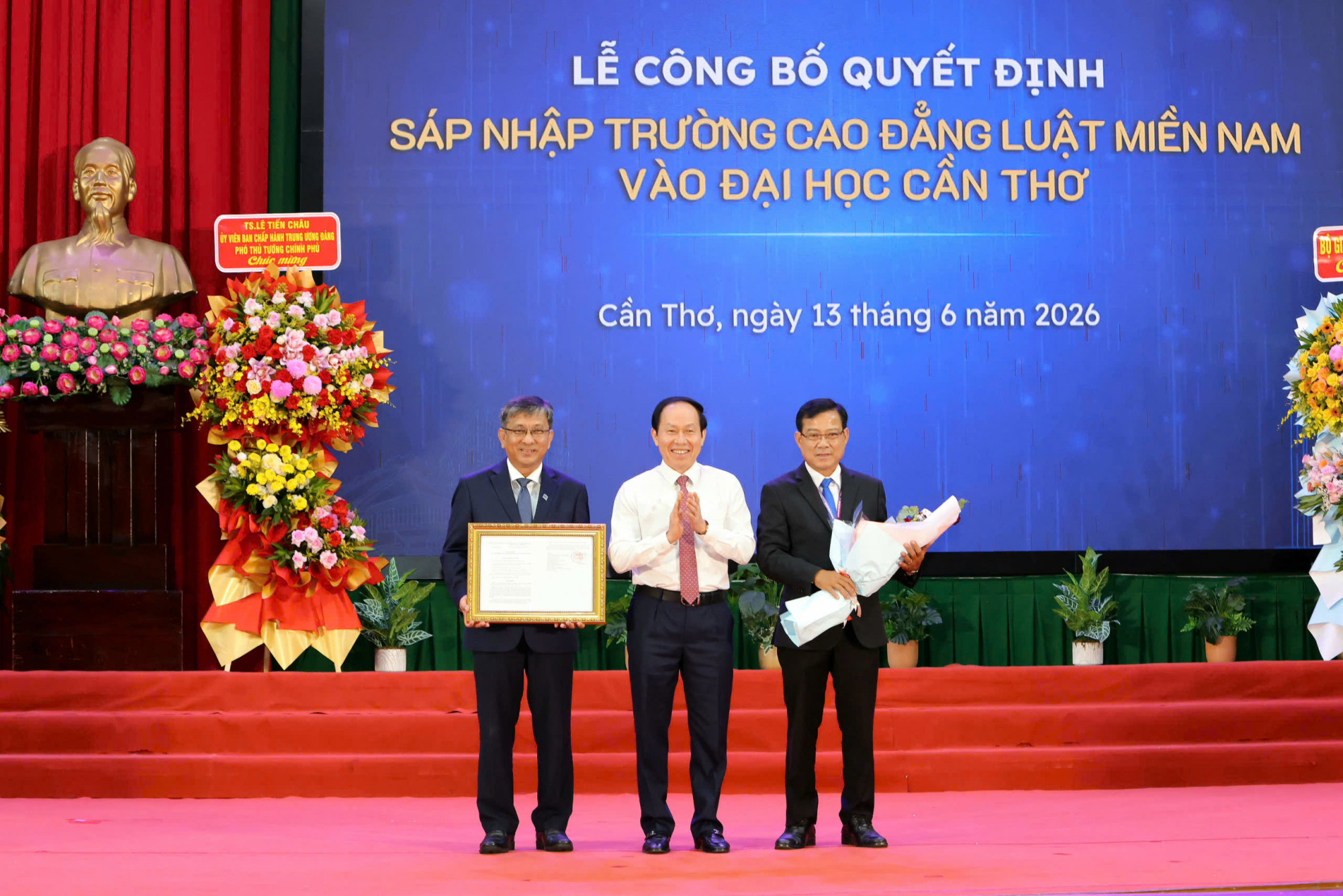 Phó thủ tướng Lê Tiến Châu dự lễ sáp nhập Trường Cao đẳng Luật miền Nam vào Đại học Cần Thơ