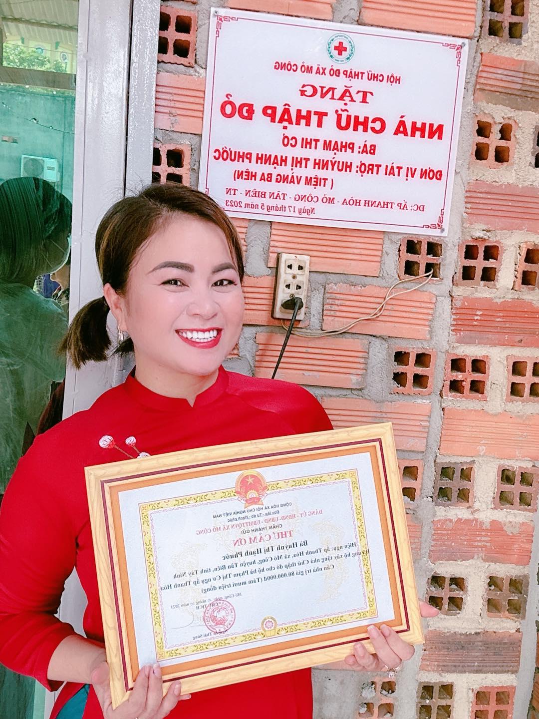 Bà Hạnh Phước đồng hành tài trợ trao nhà tình thương - Ảnh: nhân vật cung cấp
