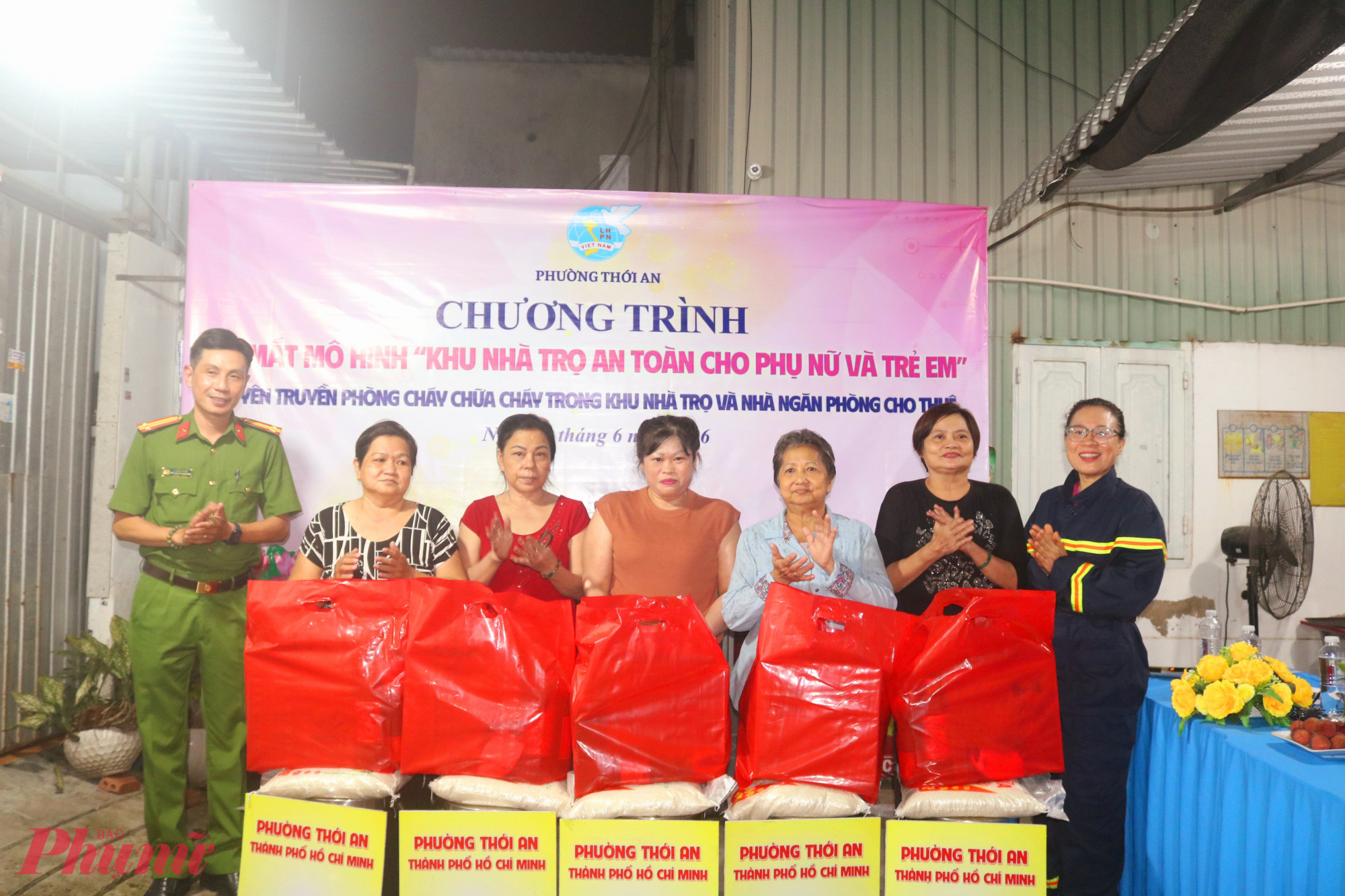 Phần quà nghĩa tình đã được trao đến các chị em - Ảnh: Mẫn Nhi