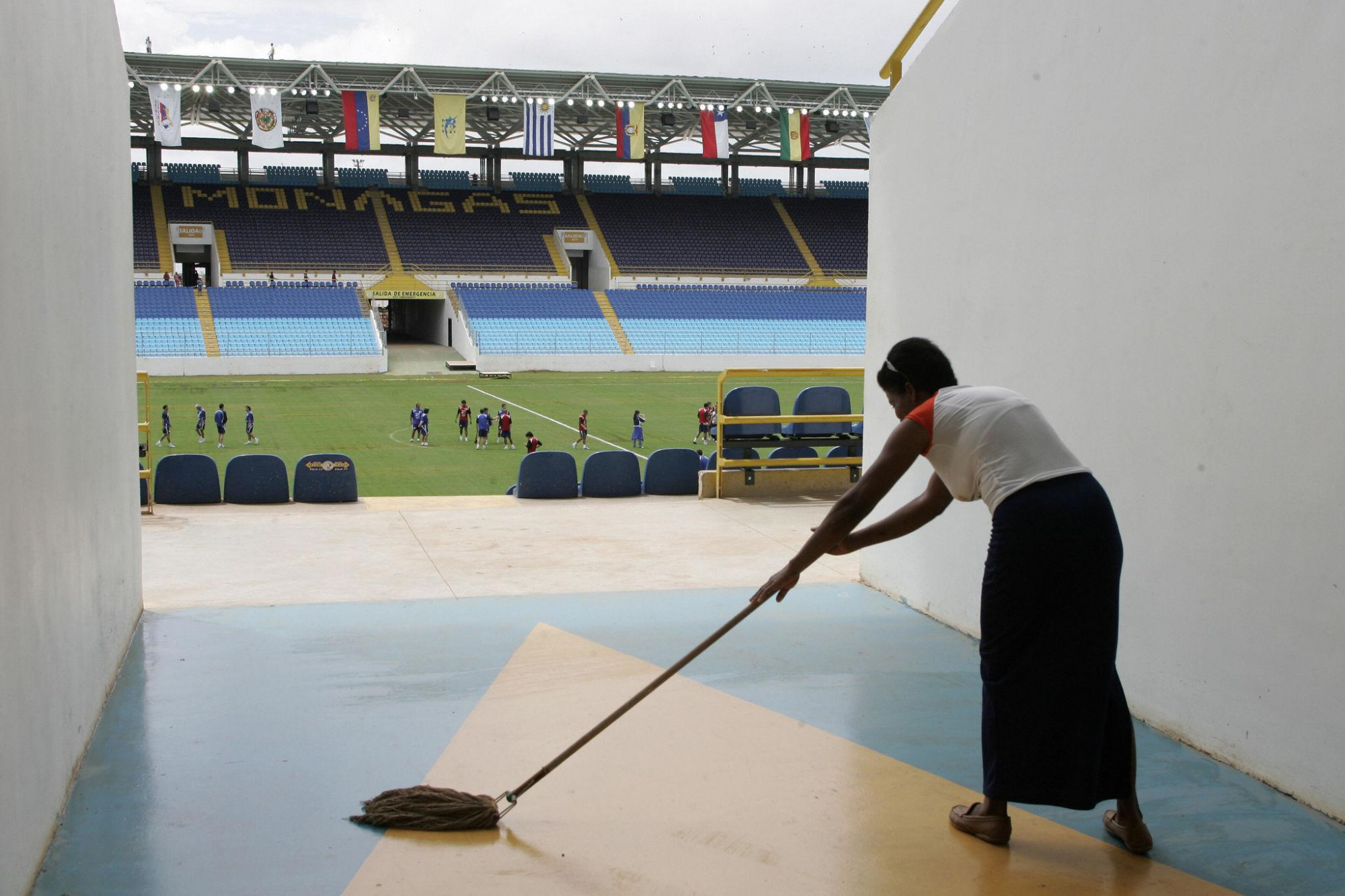 World Cup không chỉ được tạo nên bởi những người đứng giữa sân, mà còn bởi những lao động ít khi được nhắc tên - Ảnh: