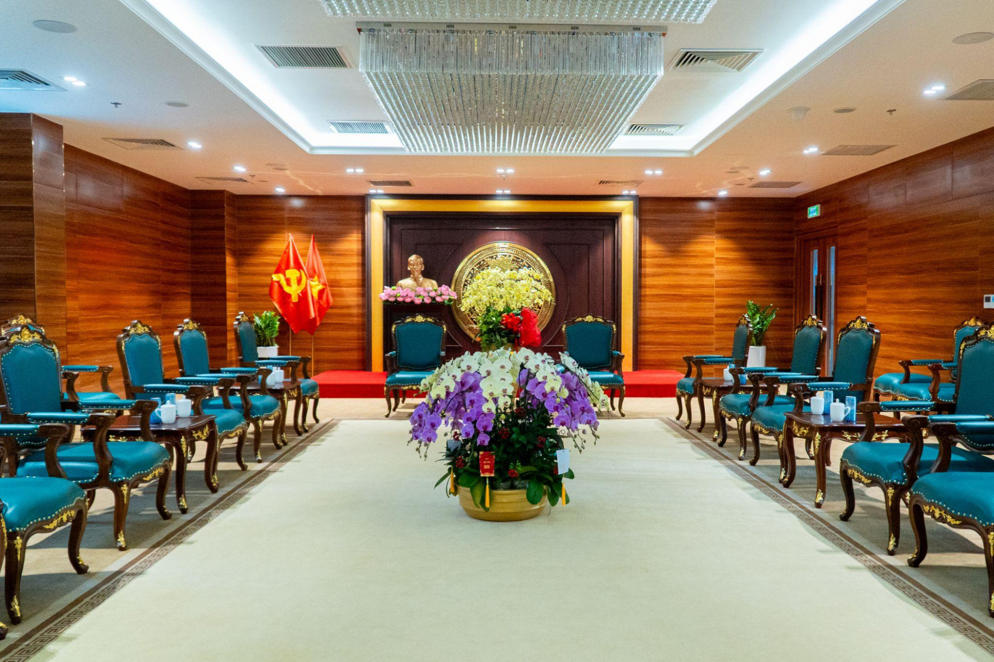 Nội thất phòng khánh tiết được Nội thất Ngọc Diệp thiết kế đẳng cấp, trang trọng phục vụ các sự kiện quan trọng