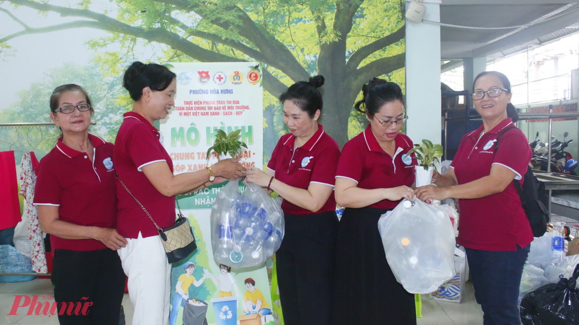 Gian hàng đổi rác lấy quà.