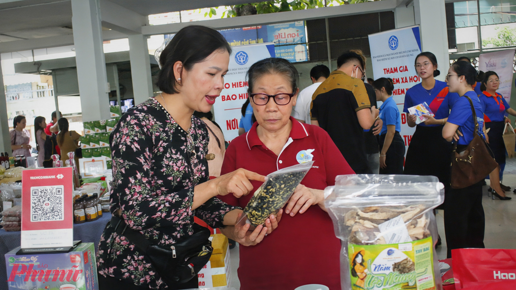 Nhiều sản phẩm xanh, sạch được bày bán tại ngày hội.