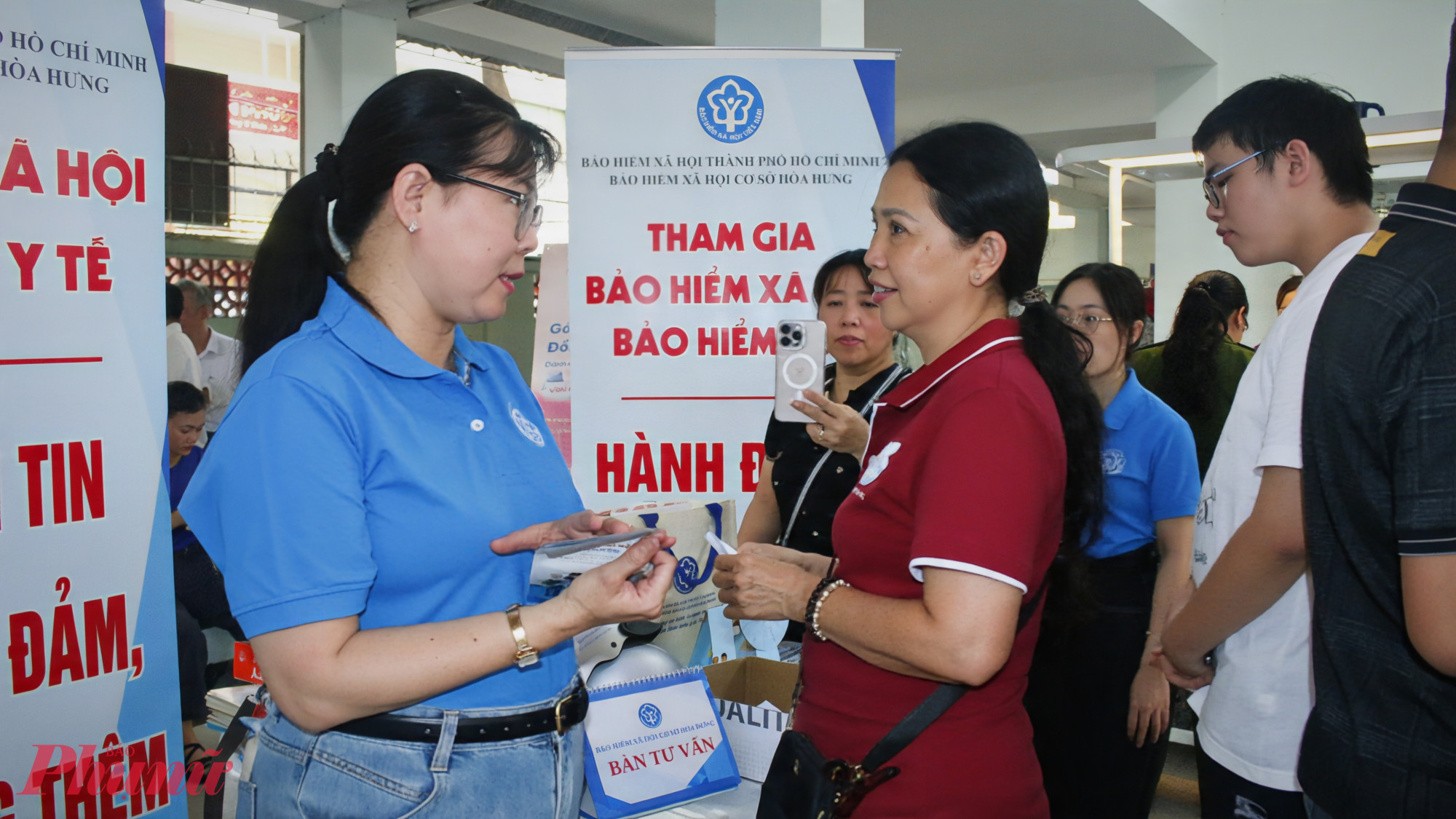 Hội viên phụ nữ được hướng dẫn về những chính sách bảo hiểm xã hội.