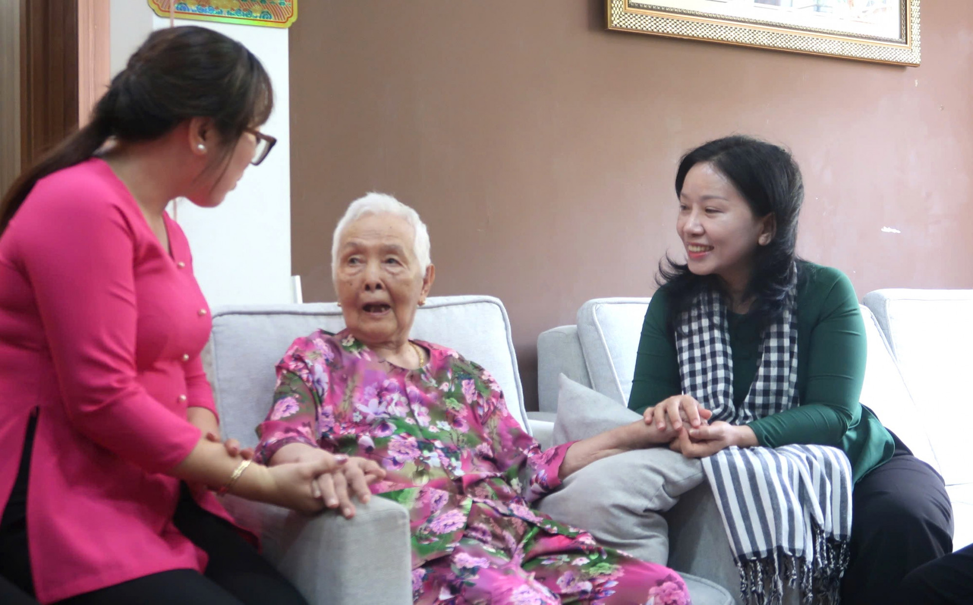 Đoàn công tác do bà Huỳnh Thị Thúy Phương, Phó Chủ tịch Hội LHPN TPHCM (áo bà ba màu xanh) làm Trưởng đoàn đến thăm, tăng quà các Mẹ Việt Nam Anh hùng