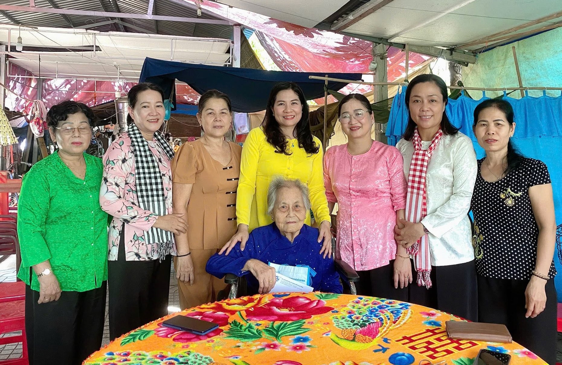 Phó chủ tịch Hội LHPN TPHCM Nguyễn Thị Ngọc Linh thăm hỏi Mẹ VNAH tại Lê Thị Phiền (xã Tân An Hội)
